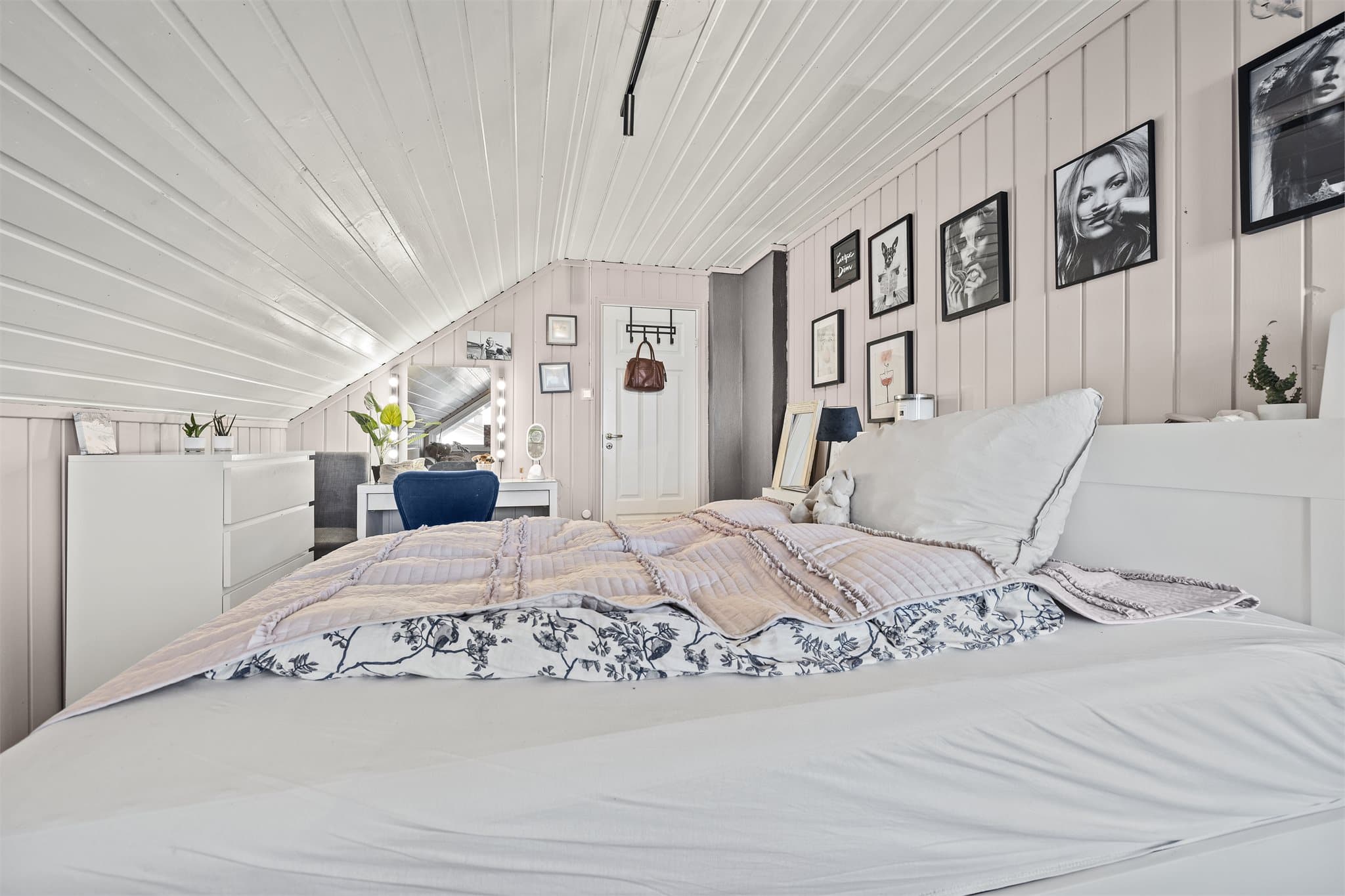 Det er totalt 4 soverom i 2.etg.