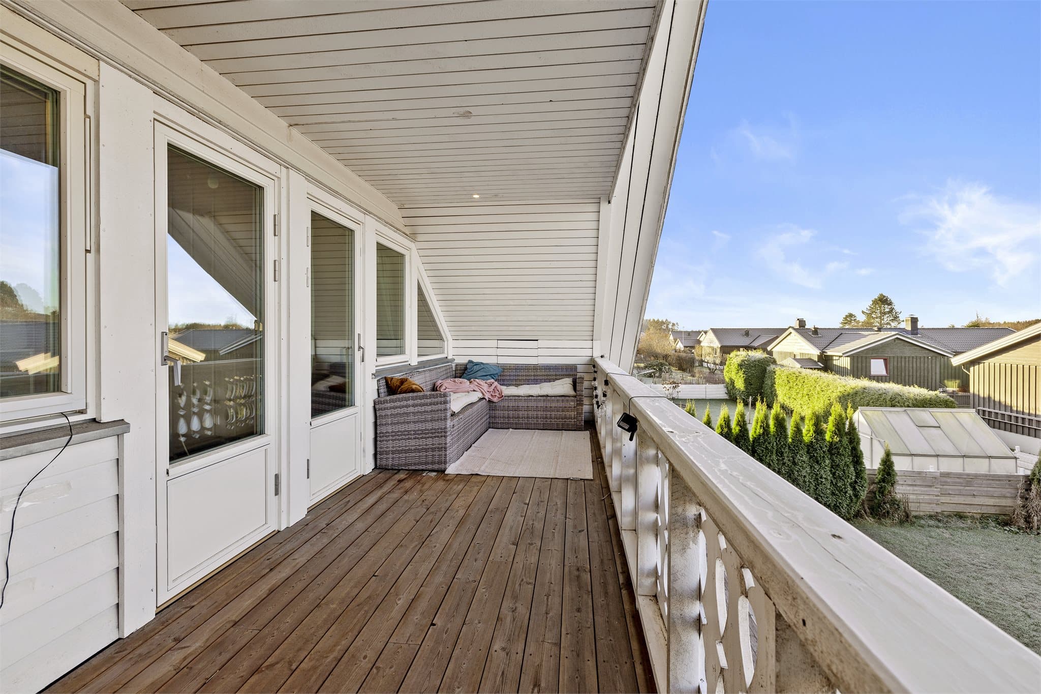 Balkong med kveldssol og utsyn over nærområdet