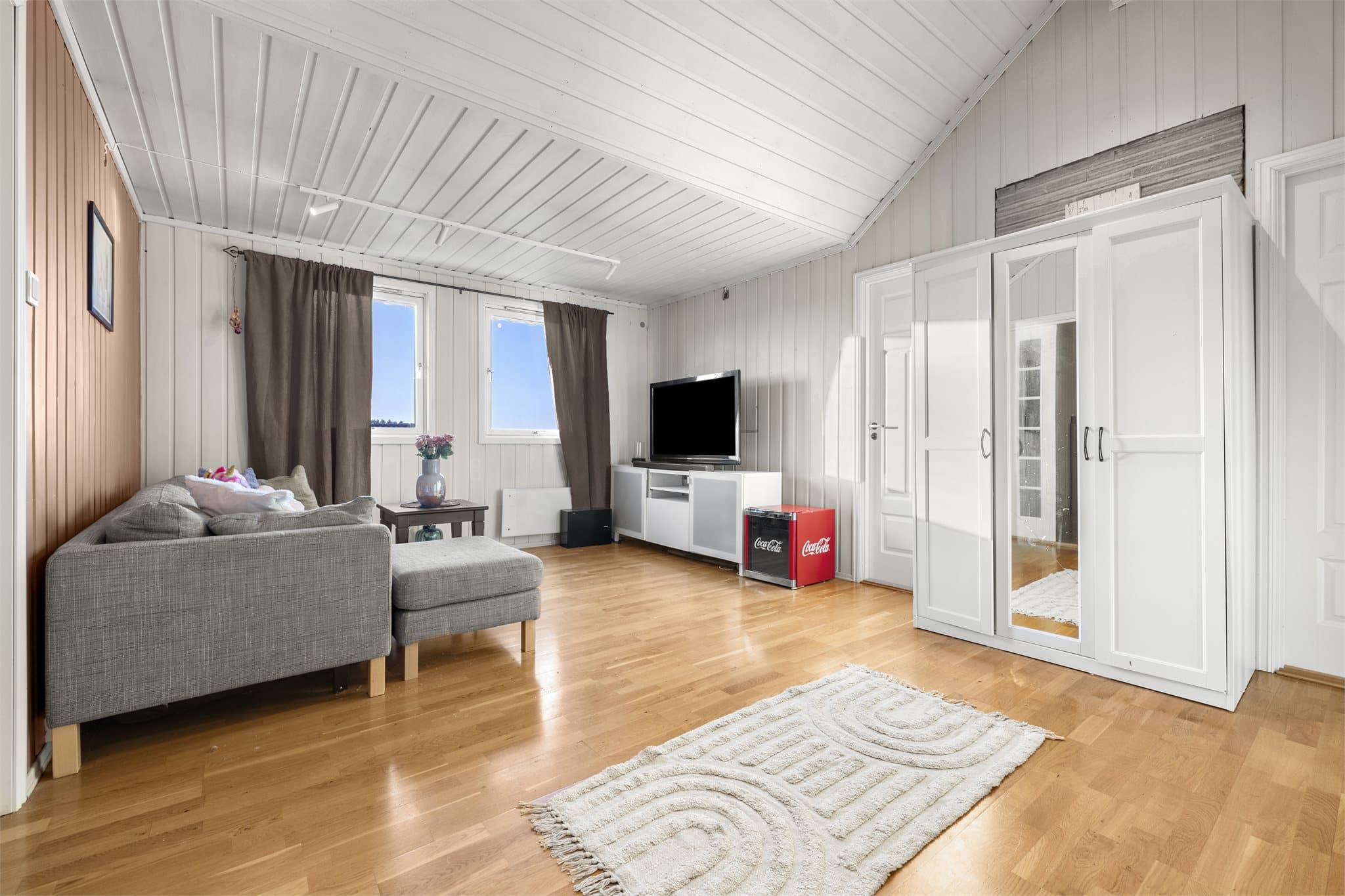 Muligheter for etablering av ildsted der skapet står.