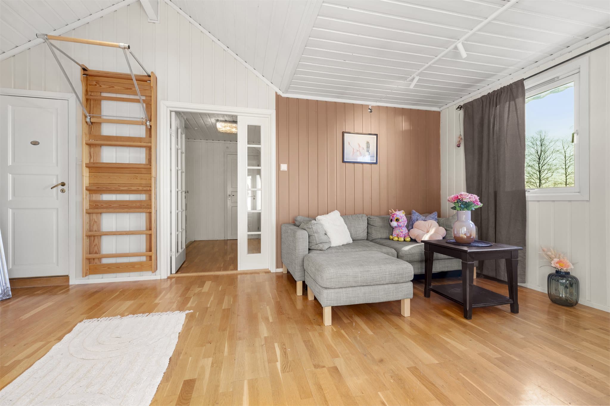 Et lunt og hyggelig oppholdsrom i 2. etasje. Døren til venstre er badet i 2.etg.