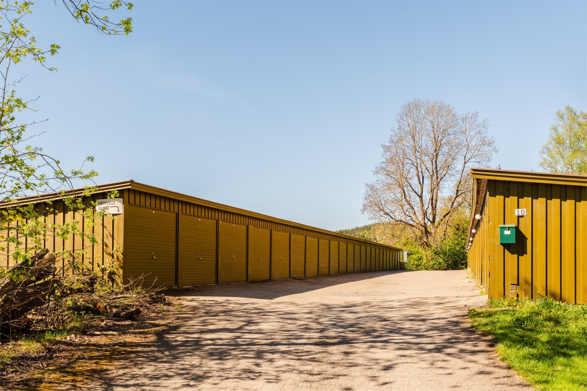 Eiendommen ligger i et rolig og familievennlig område med nærhet til butikker og Lillomarkas turmuligheter.