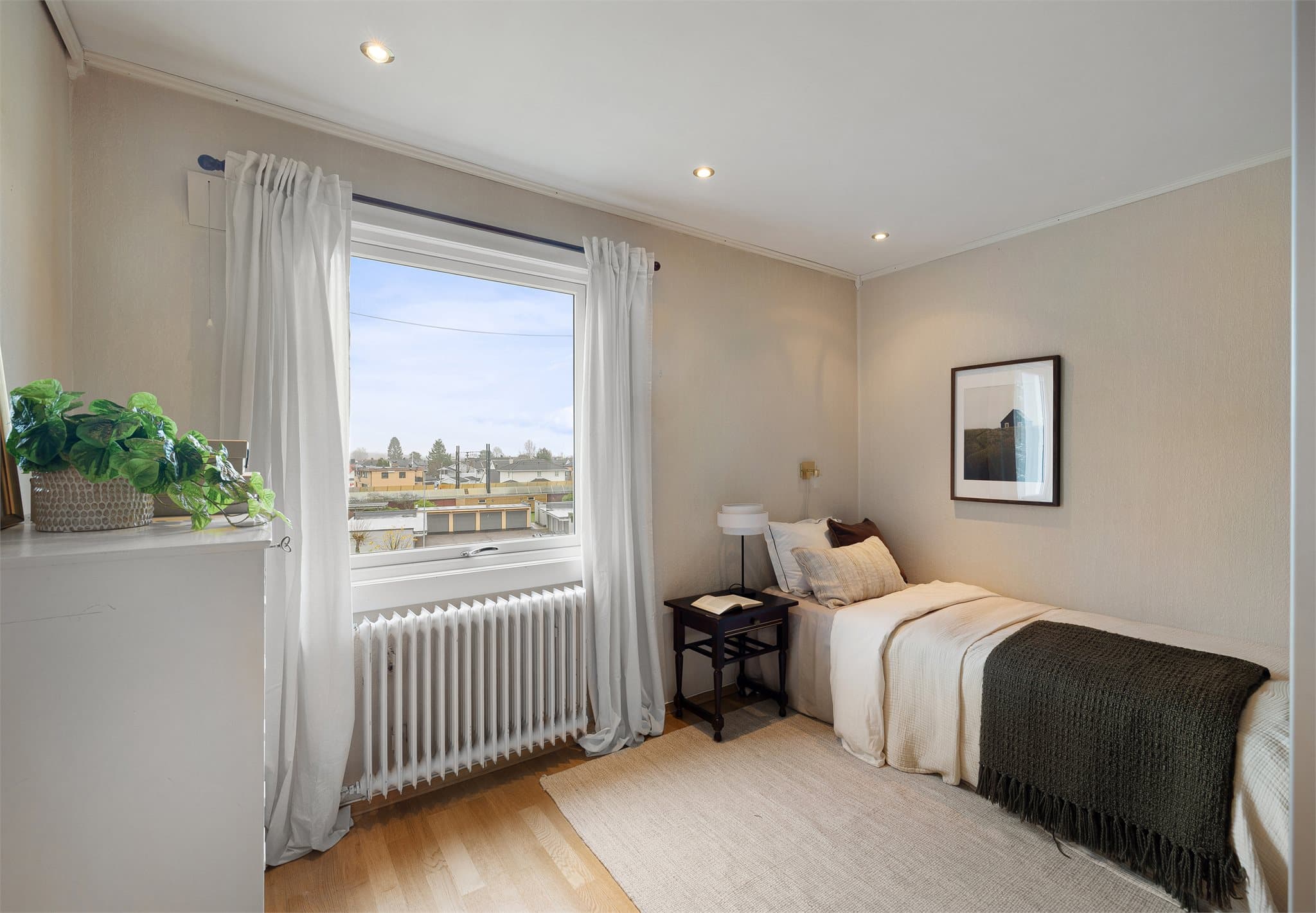 - Lyst og rolig soverom med vindu mot stille omgivelser -