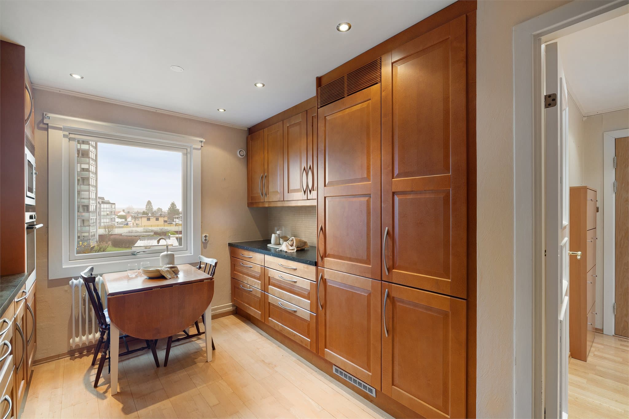 - Naturlig plass til spisebord ved vinduet -