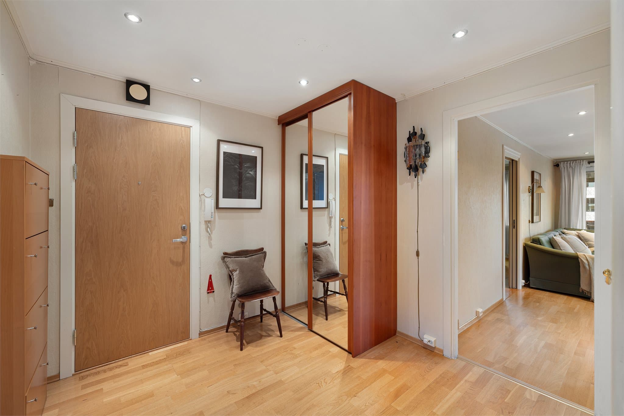 - Lys og praktisk entré med god plass til garderobe -