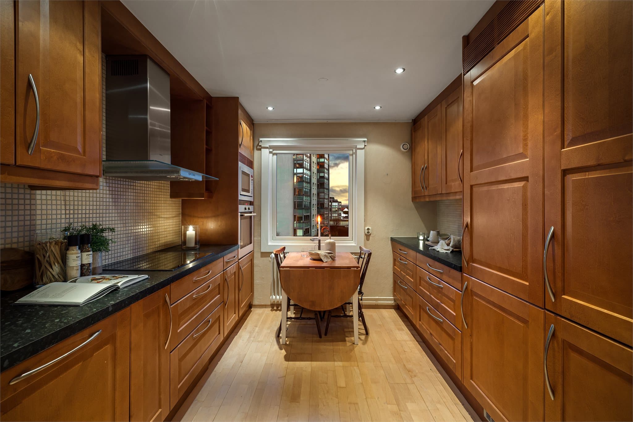 - Koselig liten spiseplass ved vinduet, med utsikt mot soloppgang -