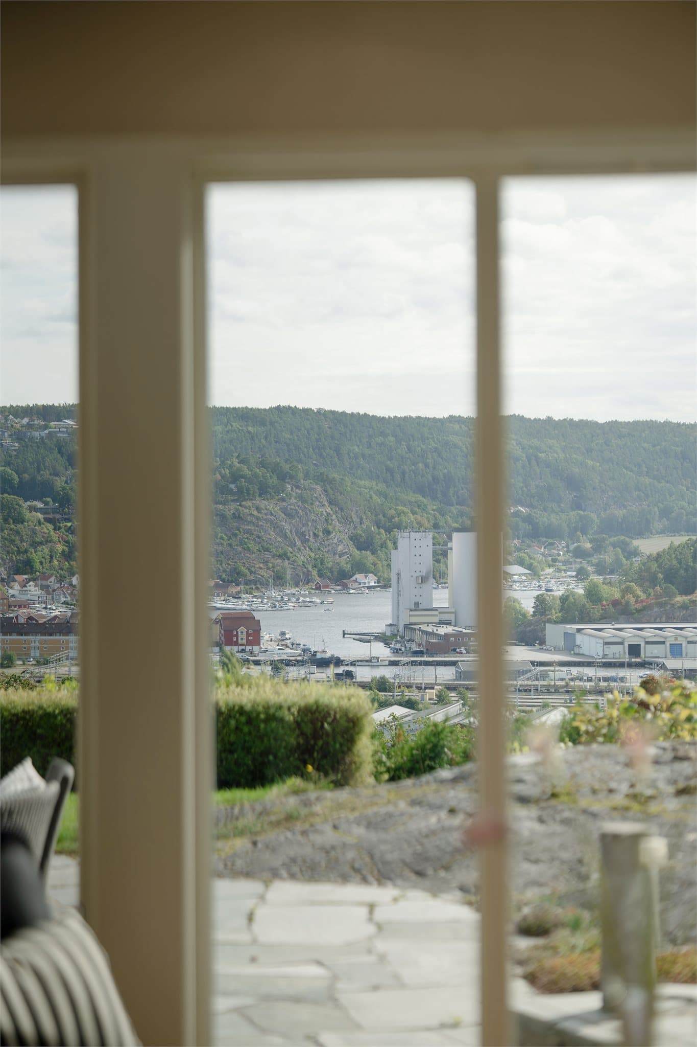 Utsyn gjennom stuevinduet mot havneområdet og Iddefjorden.