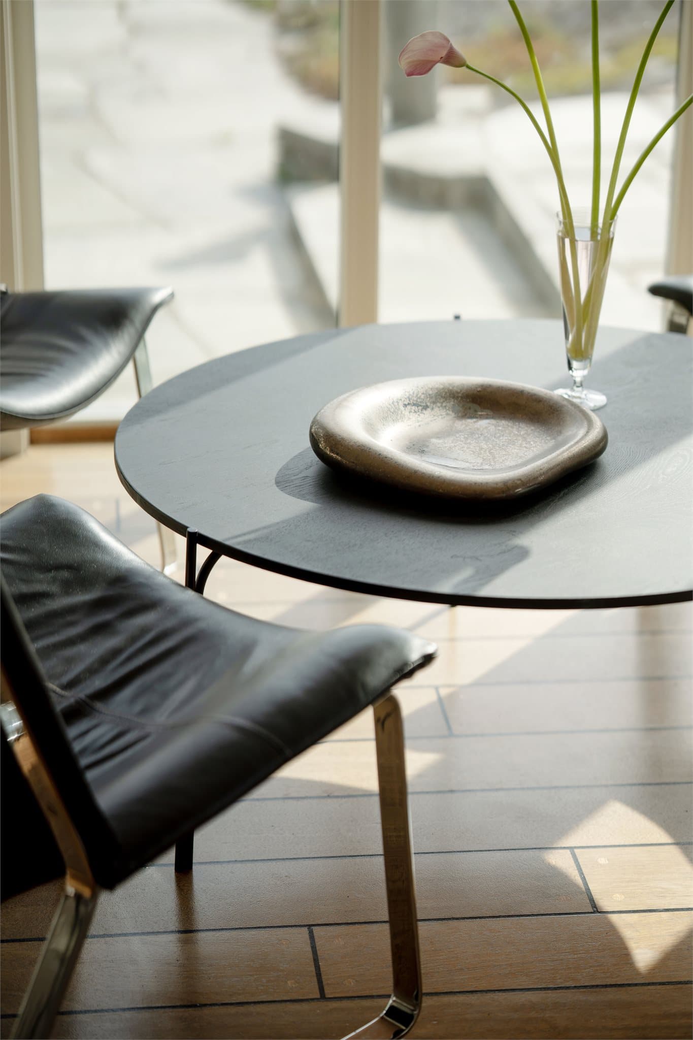 Gulvet i stuen er tekket med heltre skipsgulv.