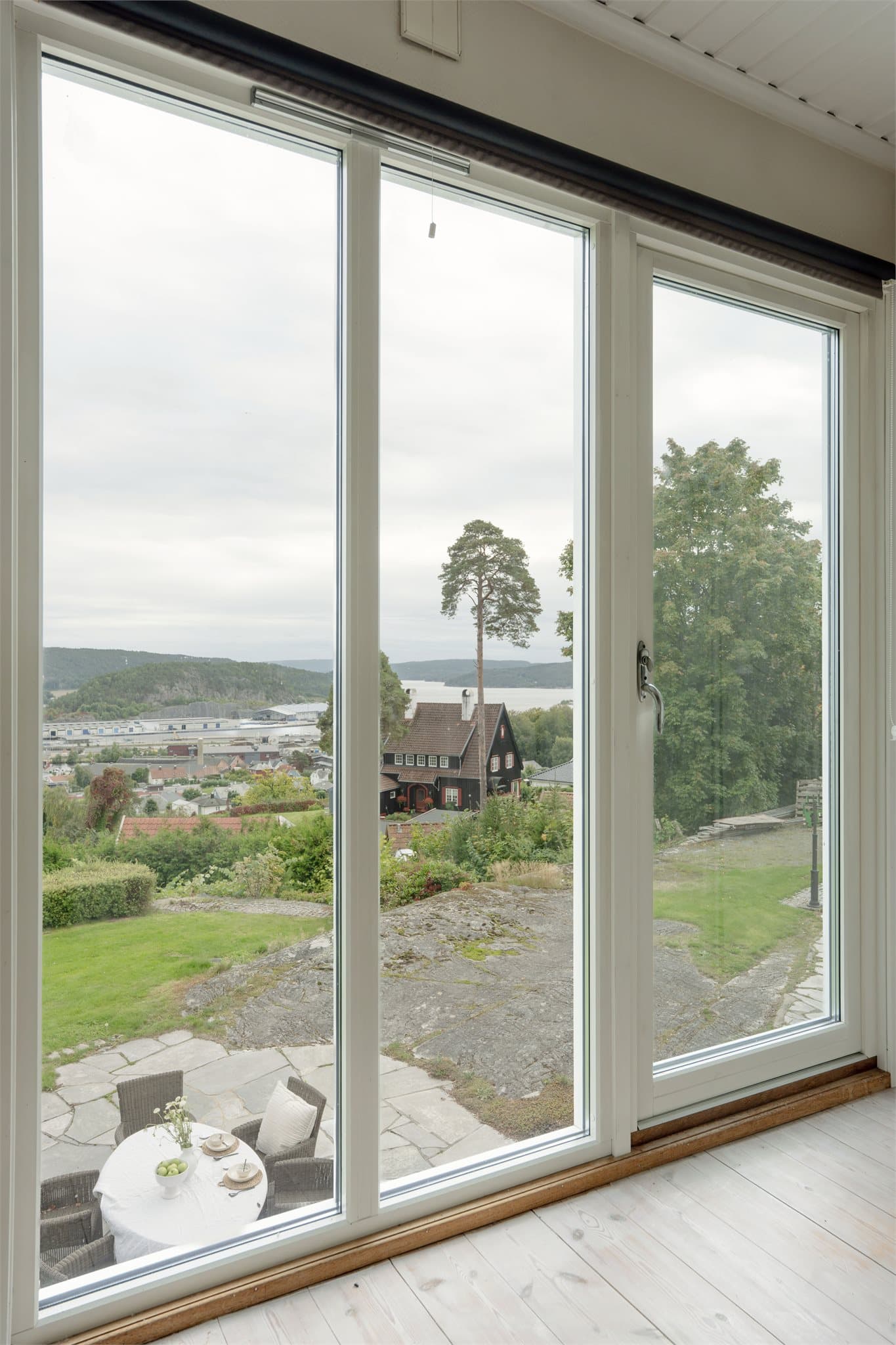 Utsyn fra soverommet over hagen, byen og Iddefjorden.