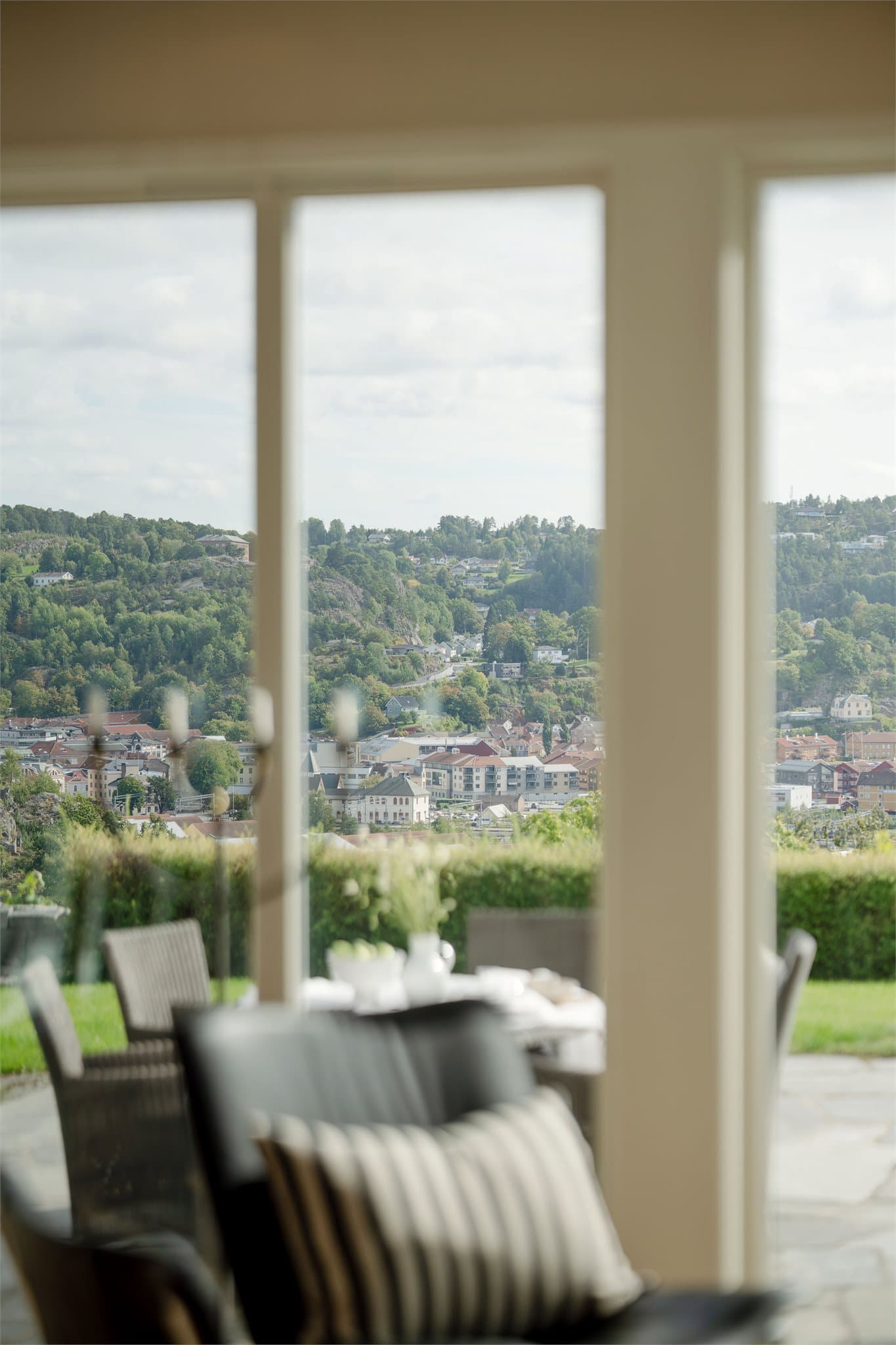 Utsikt over bebyggelsen i Halden sentrum fra stuen.
