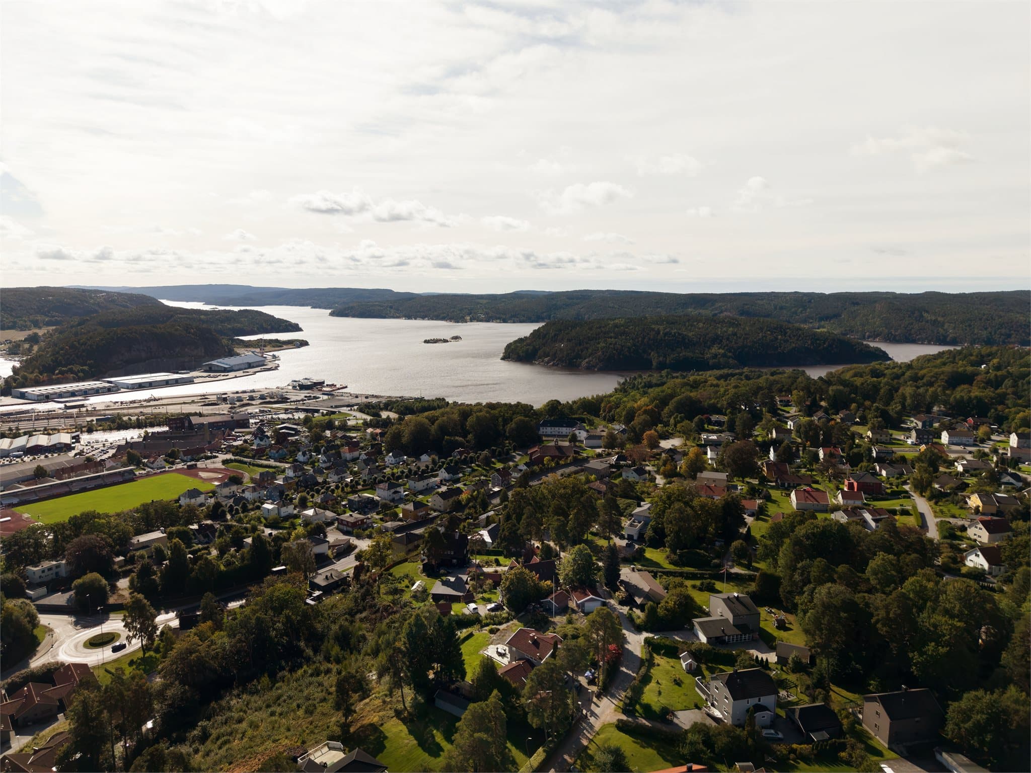Kort vei ned til Halden stasjon, havnen og sentrumsfasilitetene ved Tista.