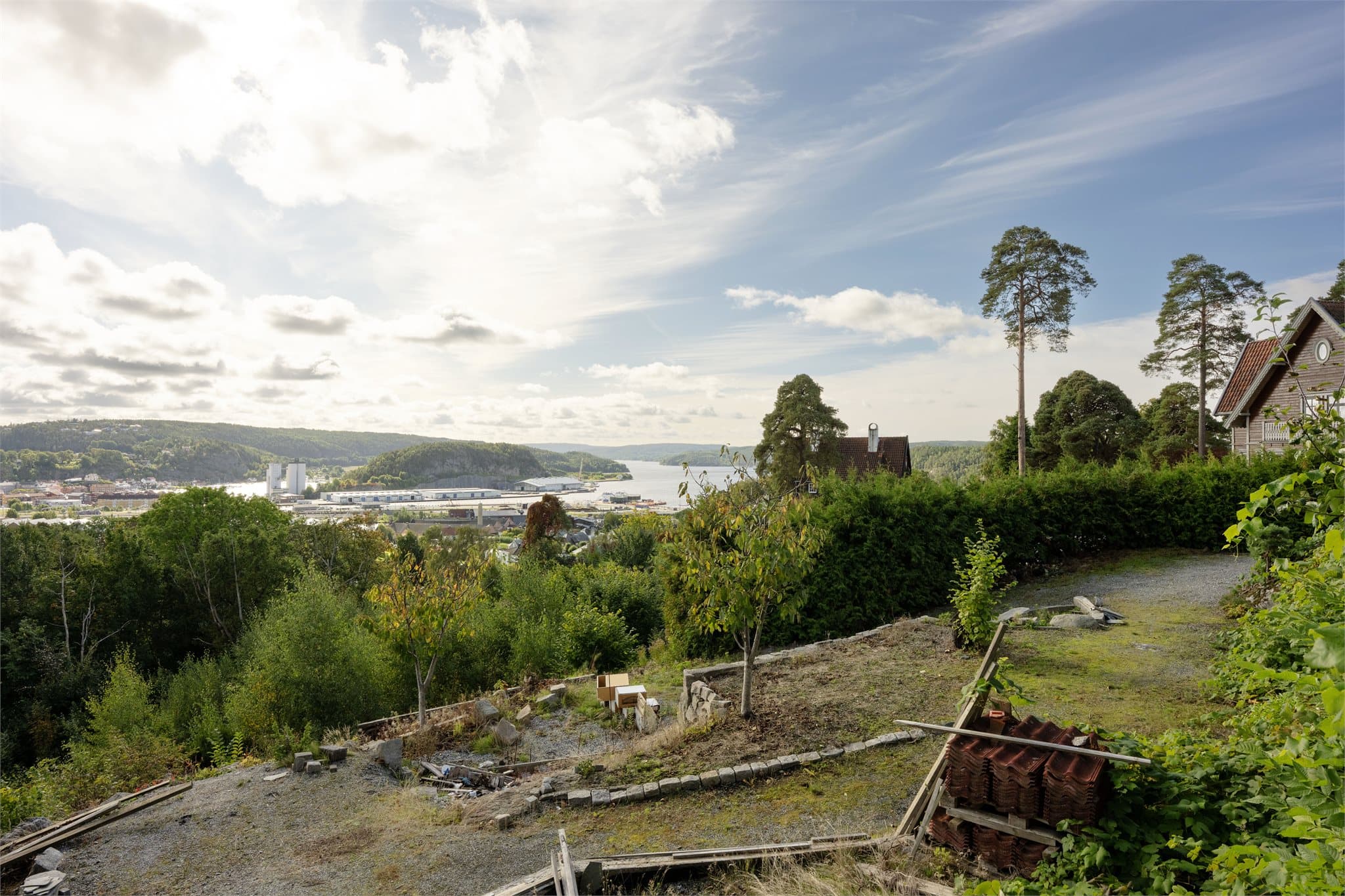 Fra eiendommen ser du fjorden og de omliggende skogkledde åsene.