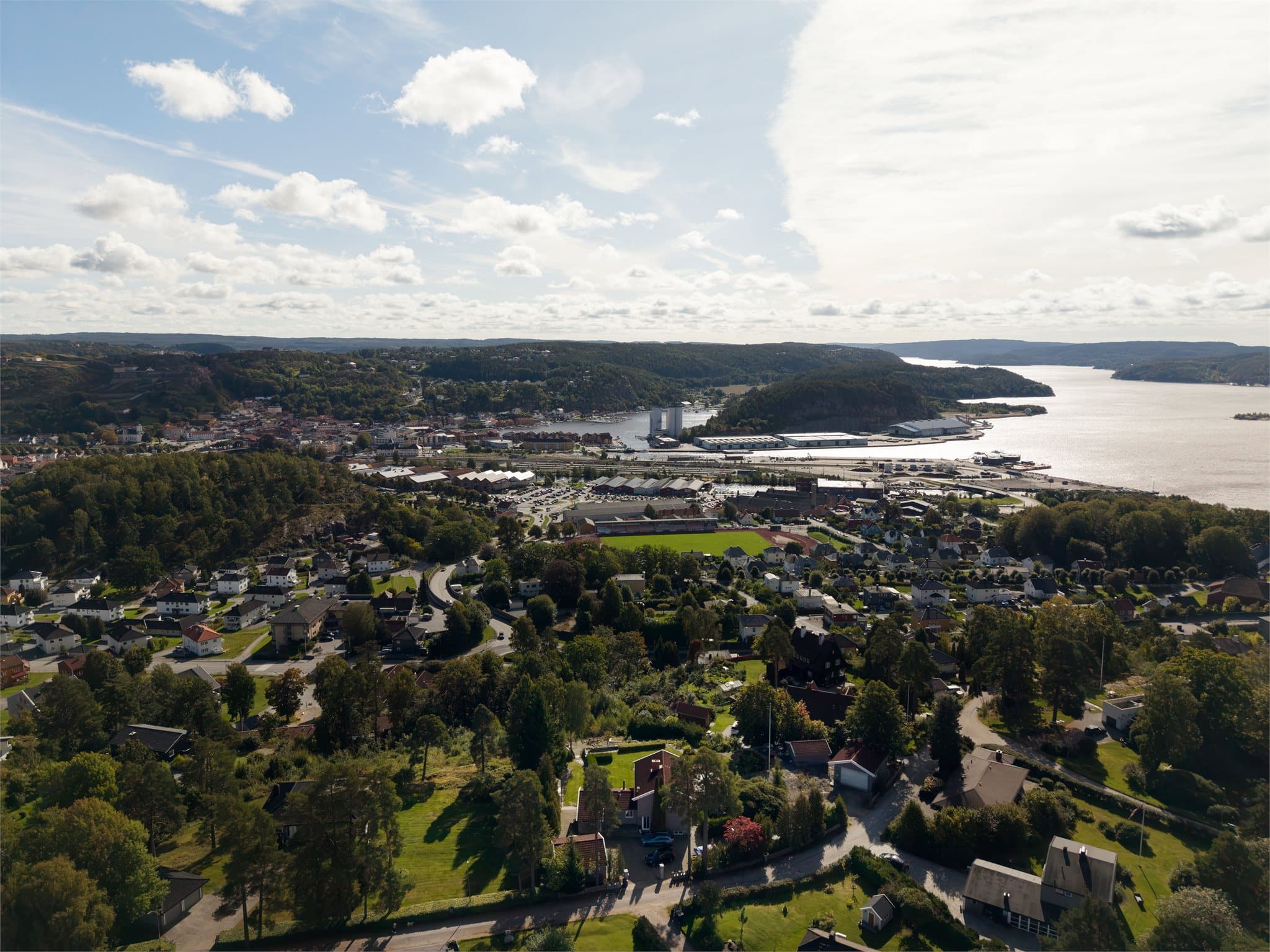 Halden stadion og idrettsanlegg ligger i nærområdet, ca. 1,2 km fra boligen.