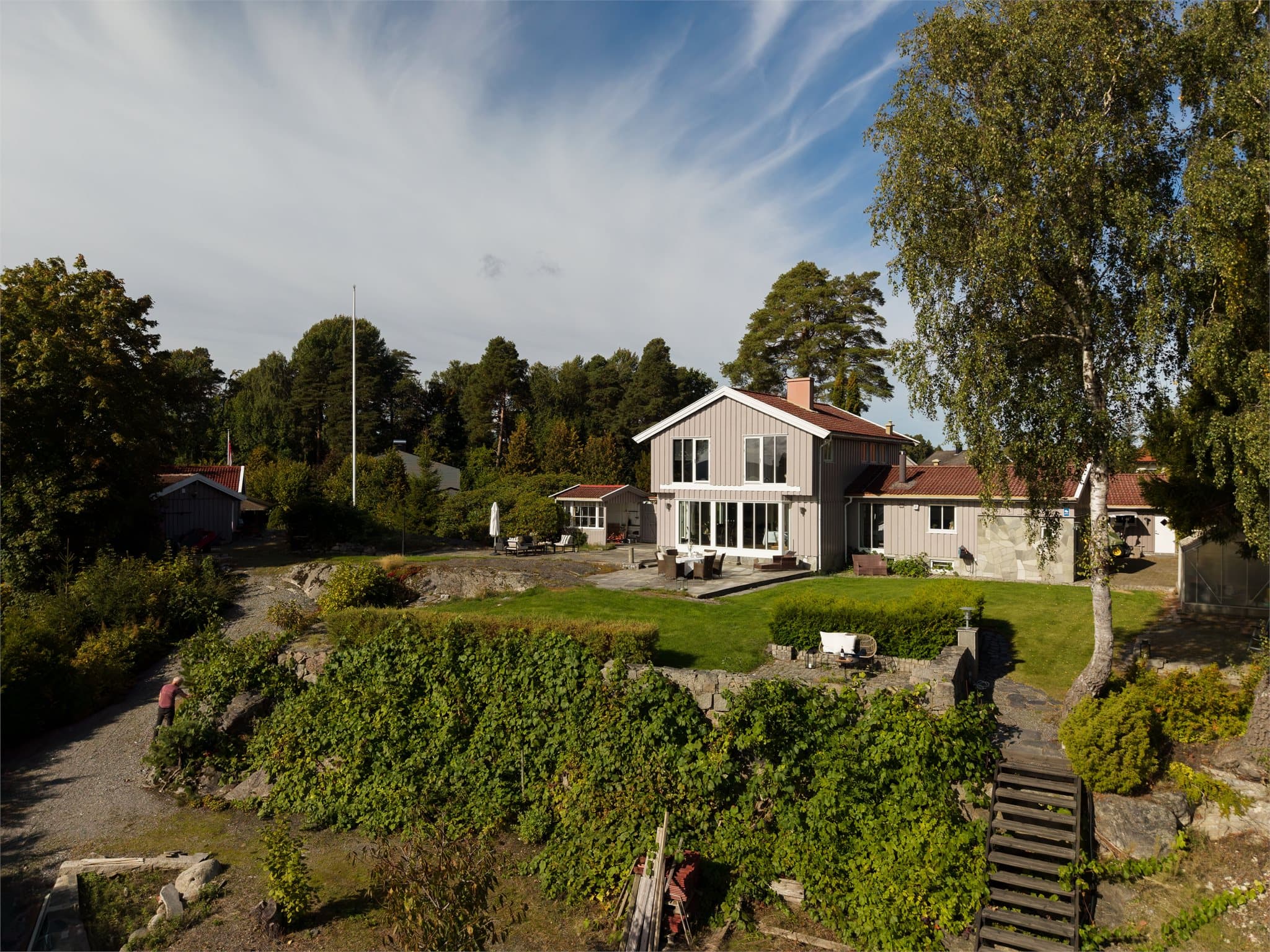 Tomten har en skjermet plassering med opparbeidede platåer.