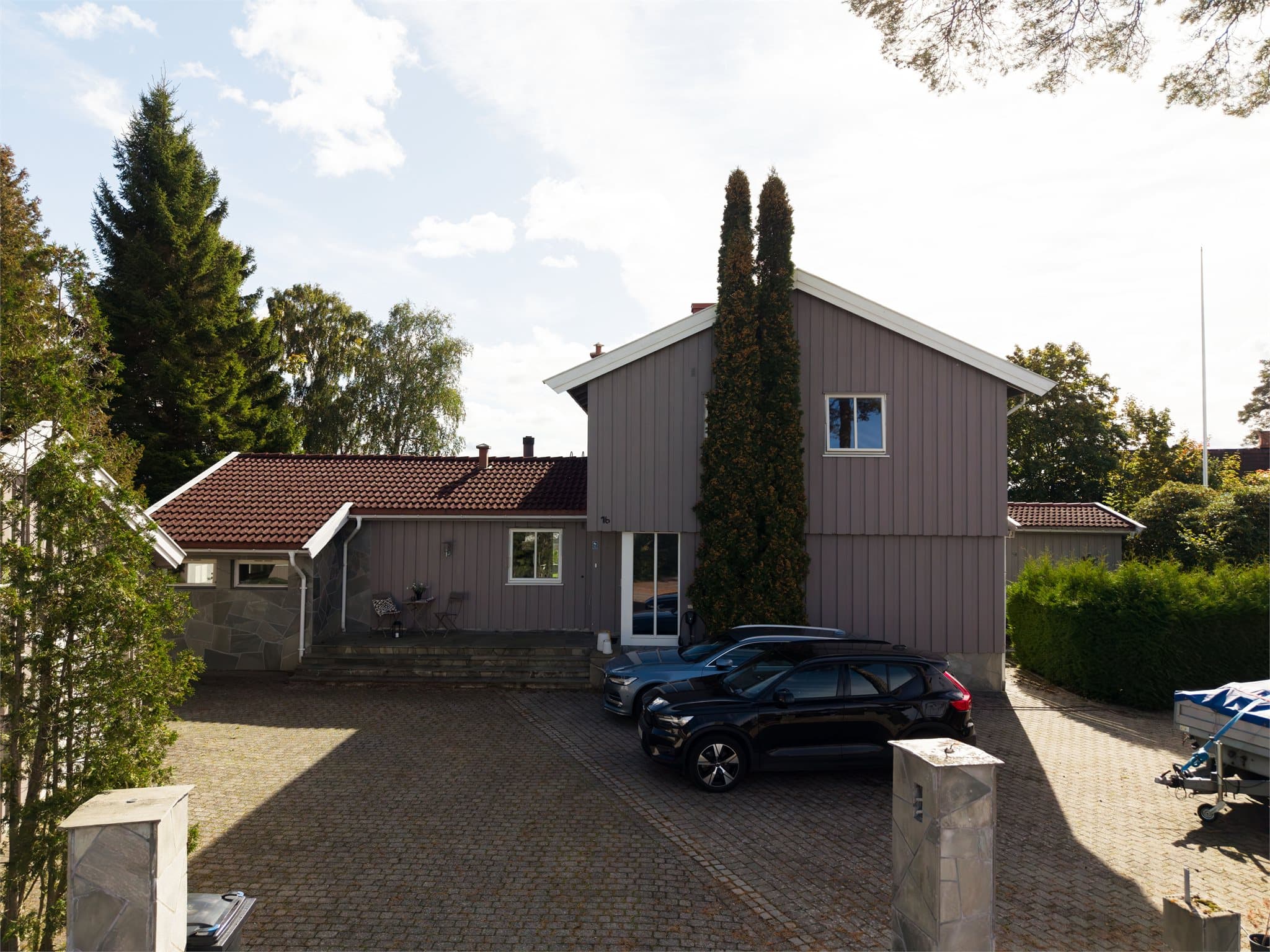 Gårdsplassen er belagt med belegningsstein og har god plass til parkering.