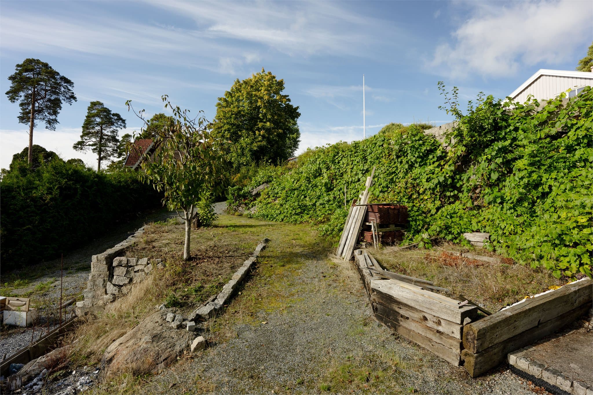 Nedre del av hagen er opparbeidet med natursteinsmurer og beplantning.