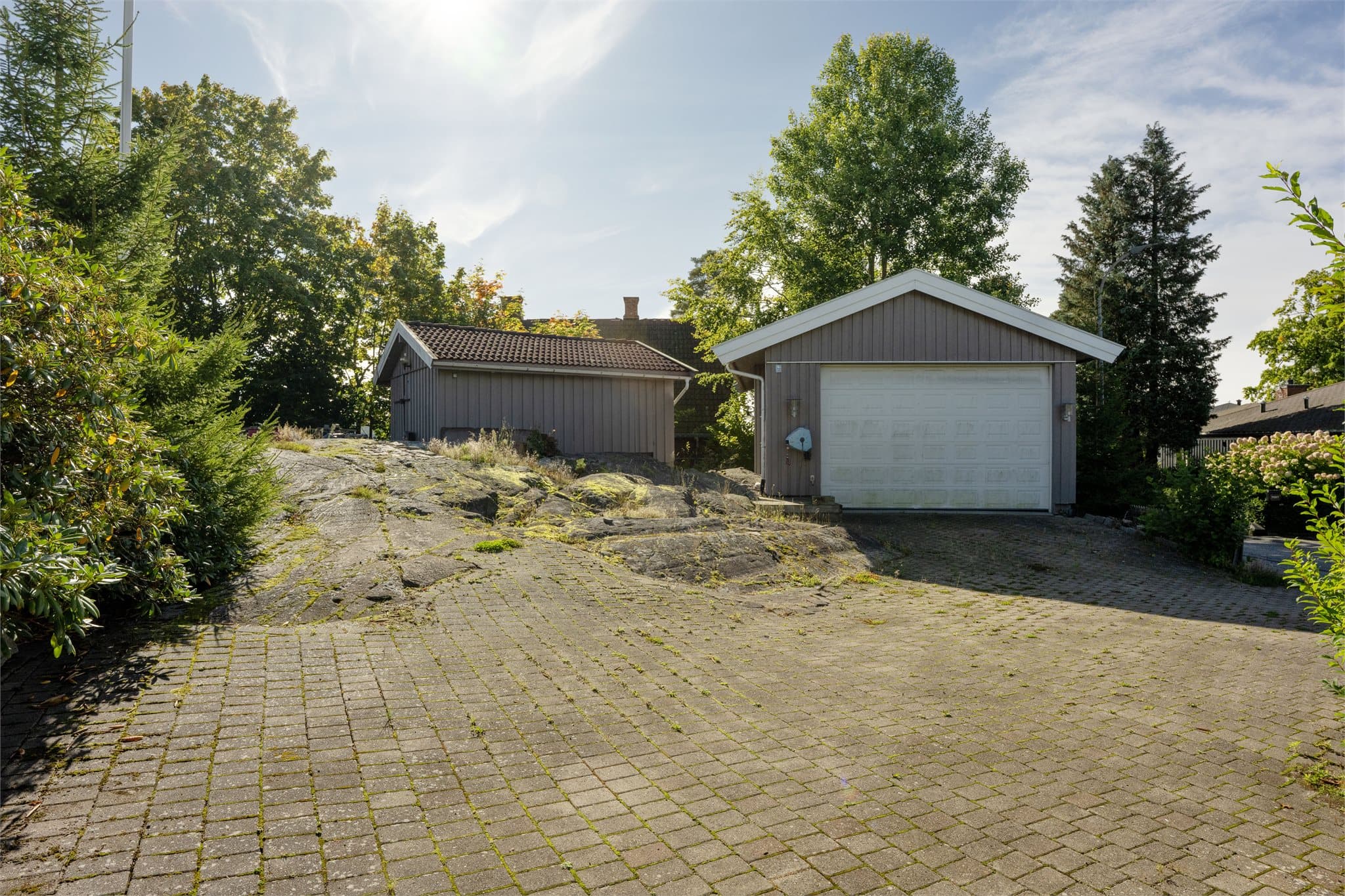Sekundærbygg på eiendommen bestående av garasje/verksted og utvendig bod.