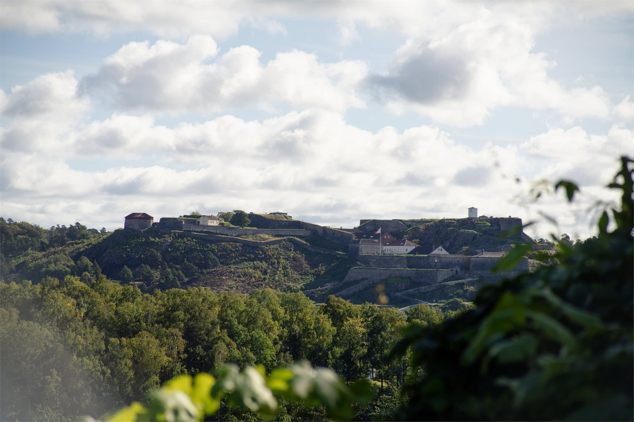 Historiske Fredriksten festning troner over byen.