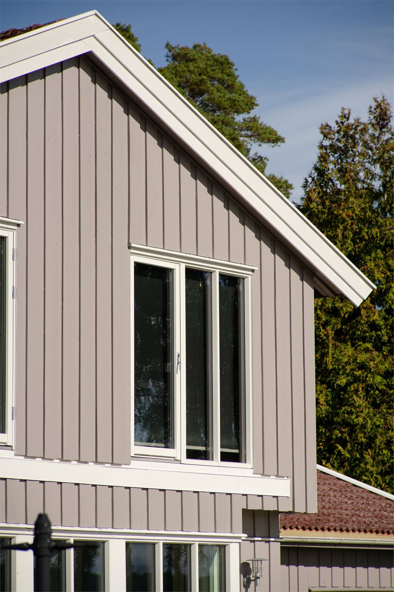 Malt stående trepanel og vinduer med 2-lags glass skiftet i 2007.