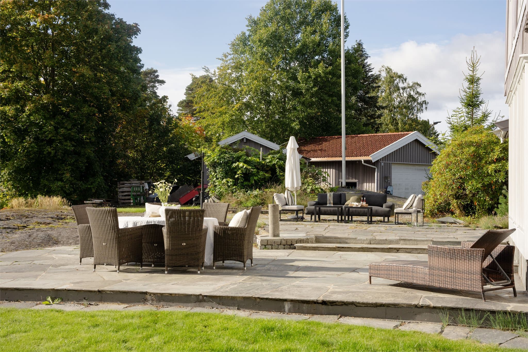 Terrassearealet er belagt med bruddskifer og binder sammen hus og hage.