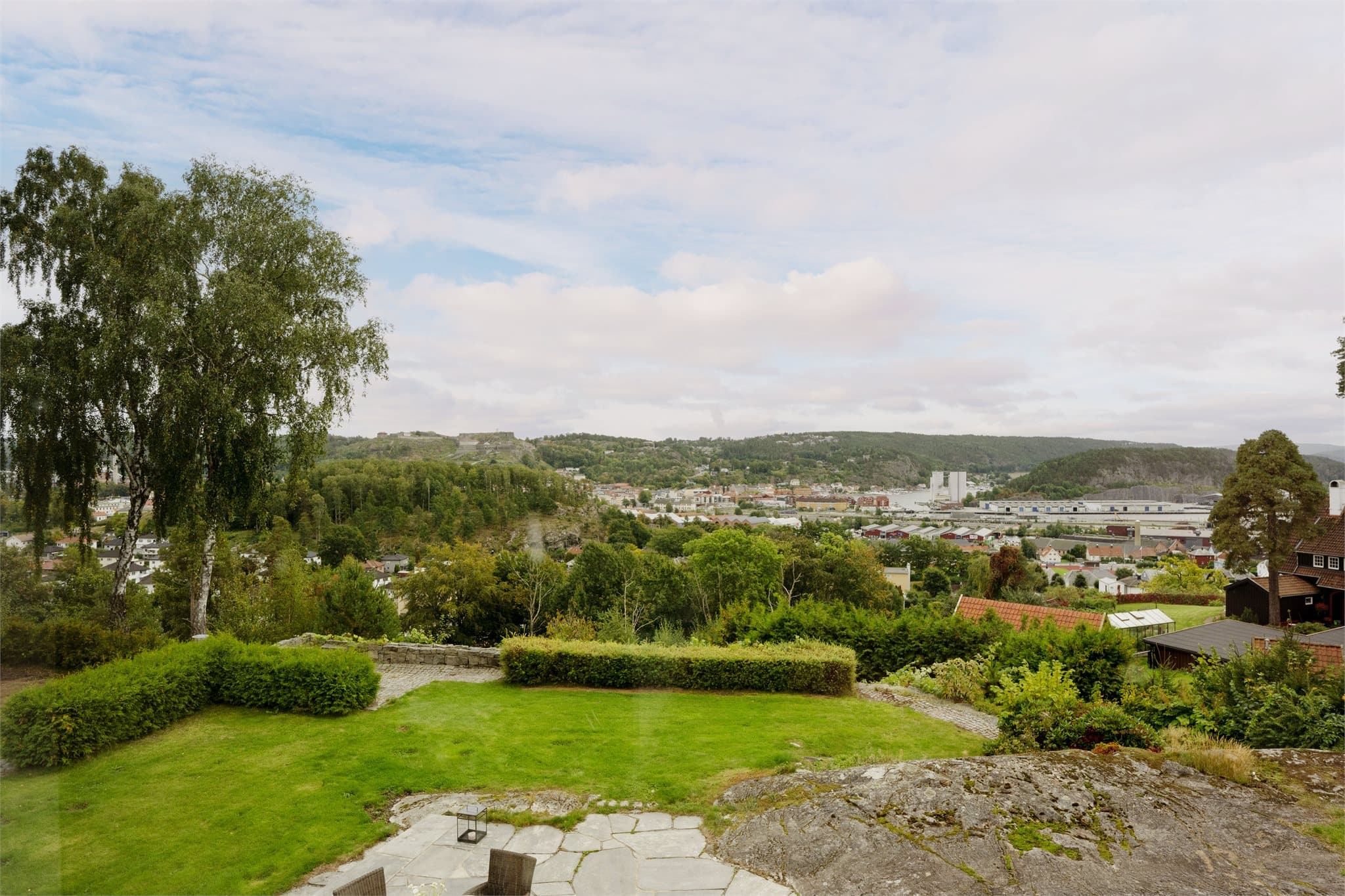 Utsikt fra hagen over Halden by og festningen.