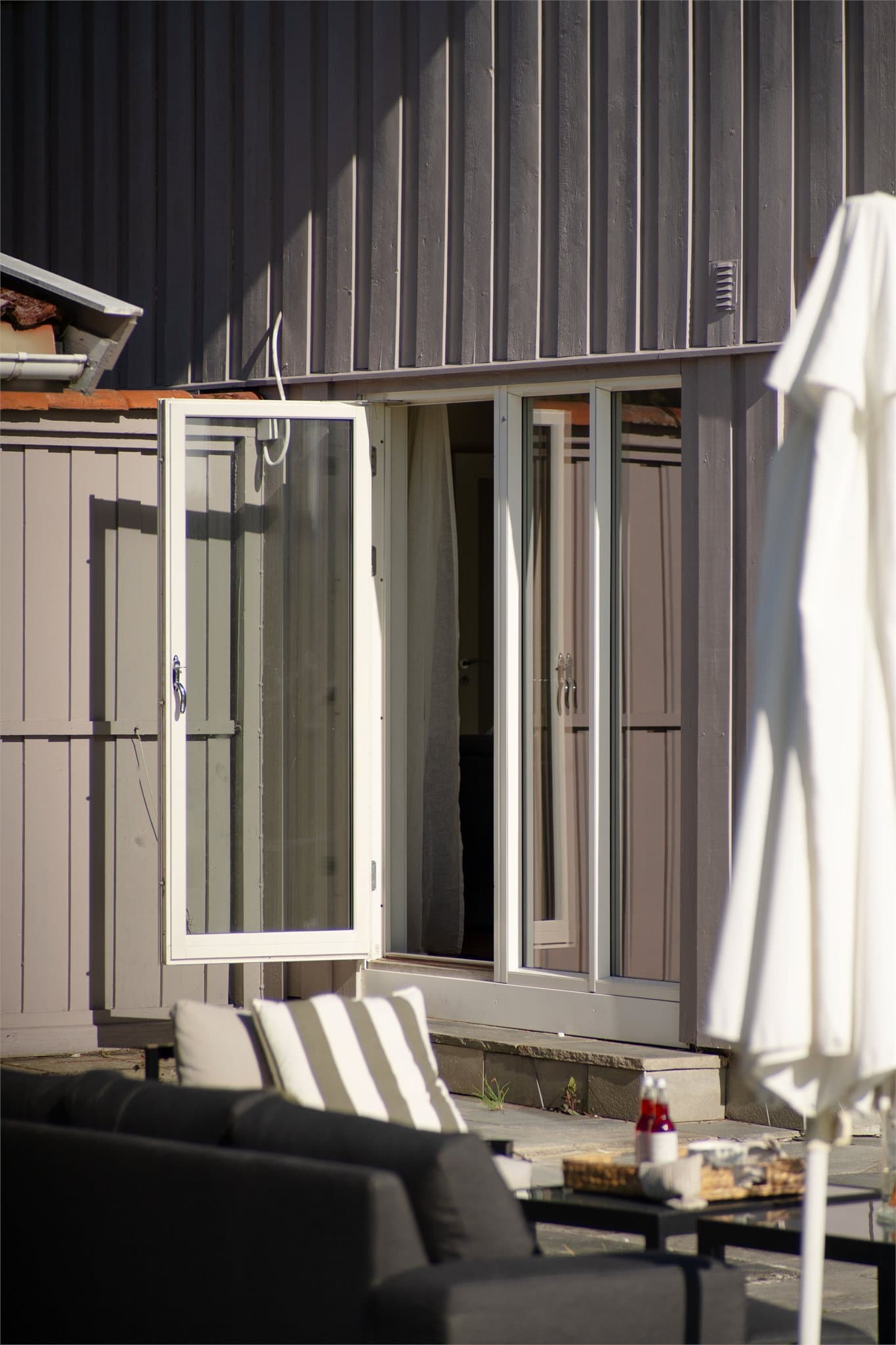 Terrassedøren åpner opp mellom stuen og uteplassen.