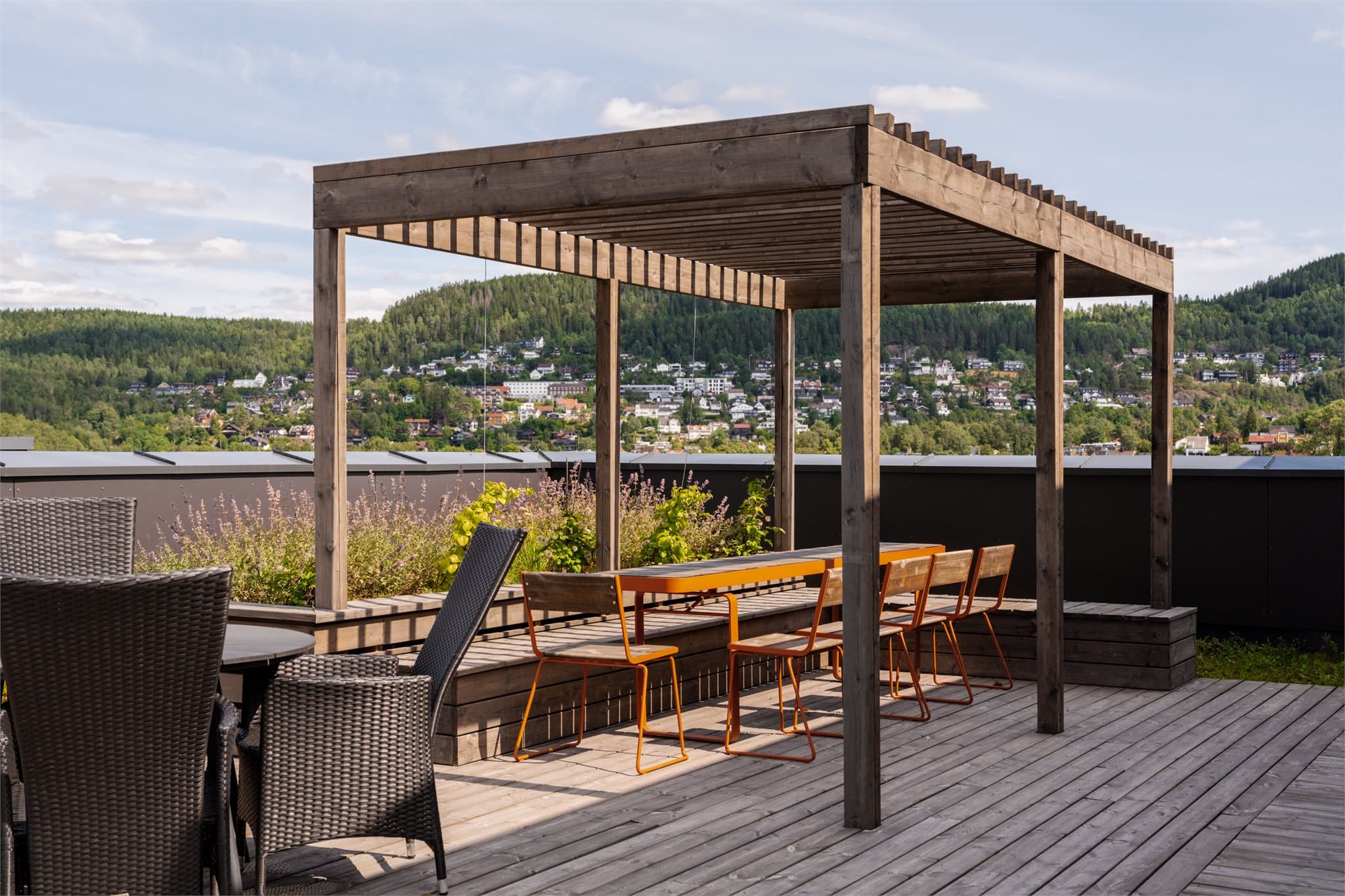 Beboere har tilgang til felles takterrasser med flott utsikt.