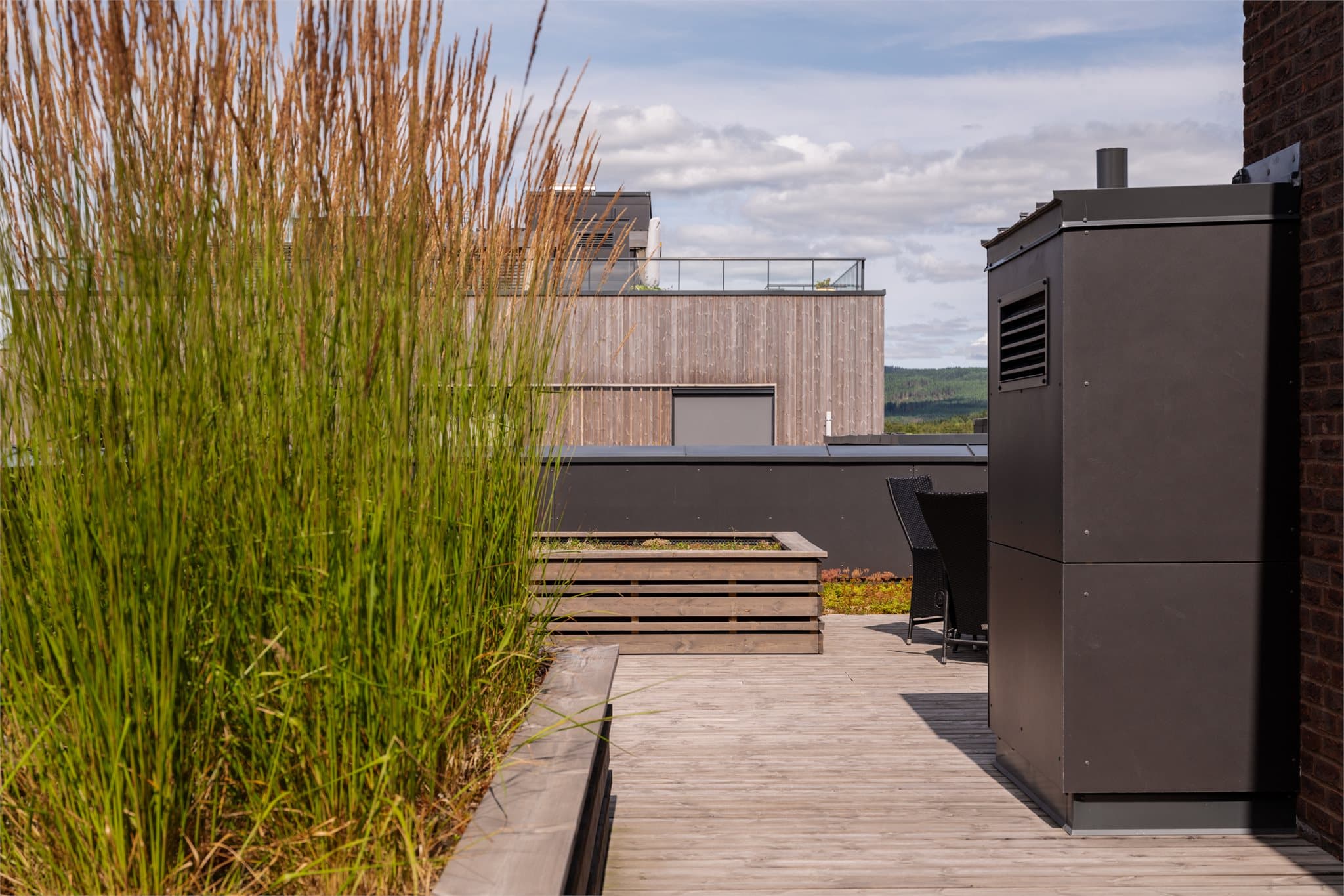 Takterrassene er møblert med sittegrupper og pergola.