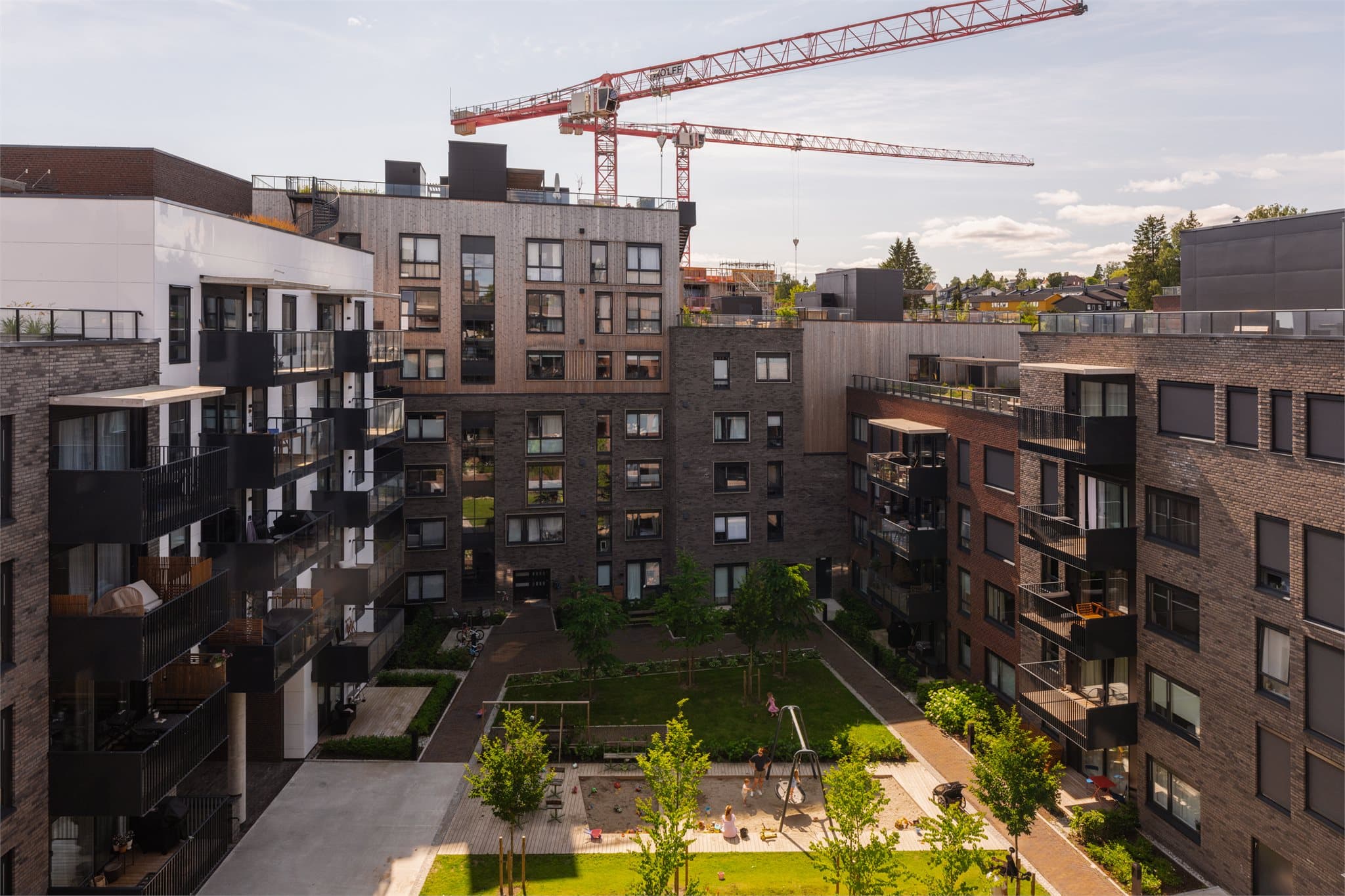 Boligen har en attraktiv beliggenhet i Frysjaparken, et moderne og veletablert boligområde som kombinerer nærhet til naturen med et bredt servicetilbud og enkel adkomst til resten av Oslo.