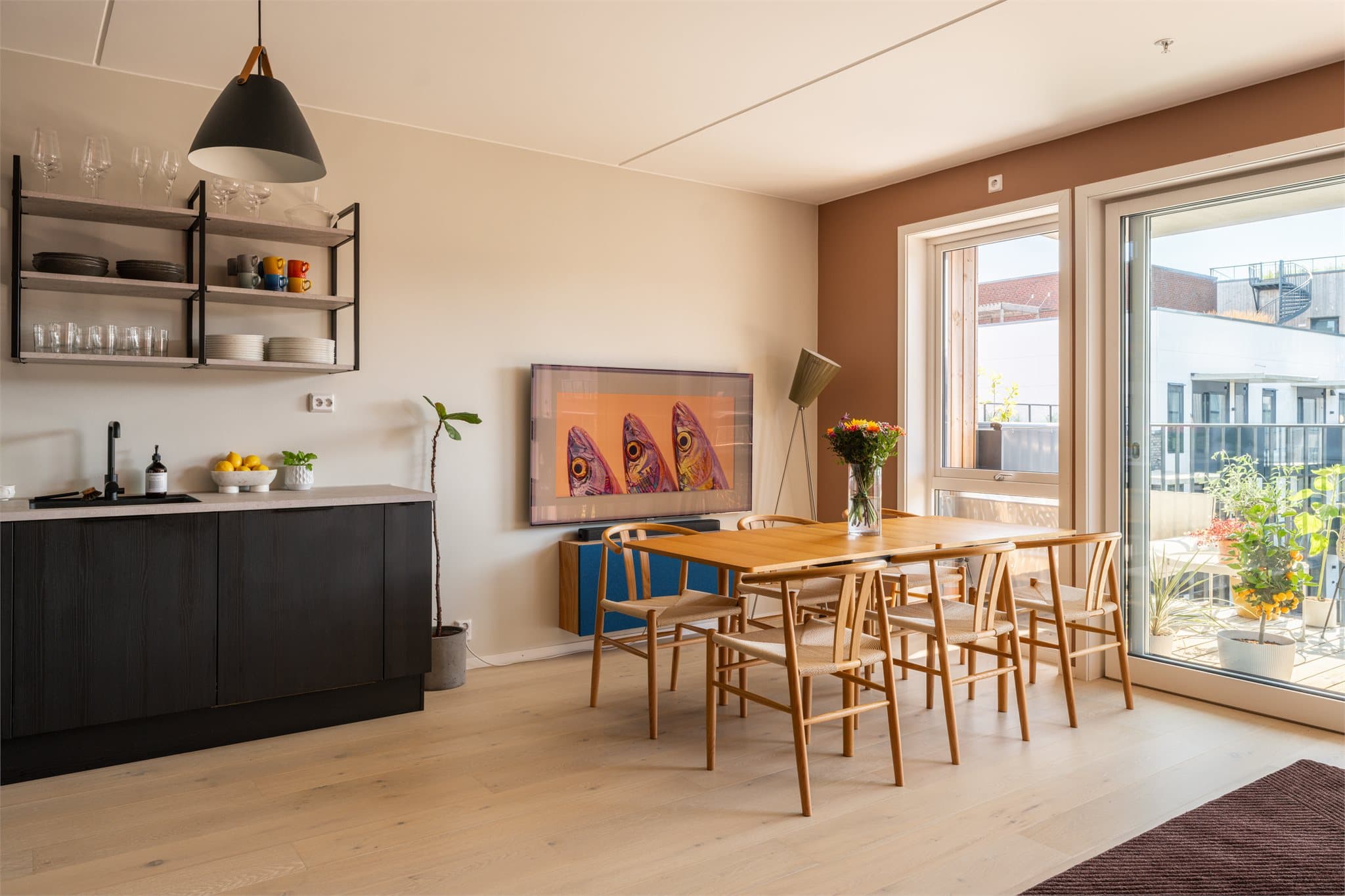 Dette er en rålekker og moderne 3-roms toppleilighet med fri utsikt og masse lys.