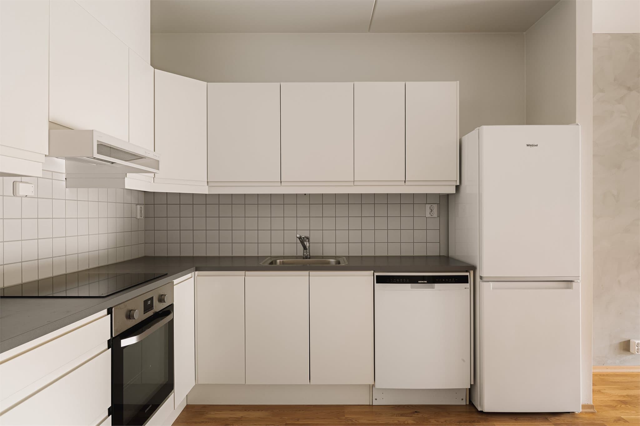 Kjøkkenet er godt utstyrt med integrert platetopp, stekeovn og ventilator, i tillegg til oppvaskmaskin og kjøleskap.