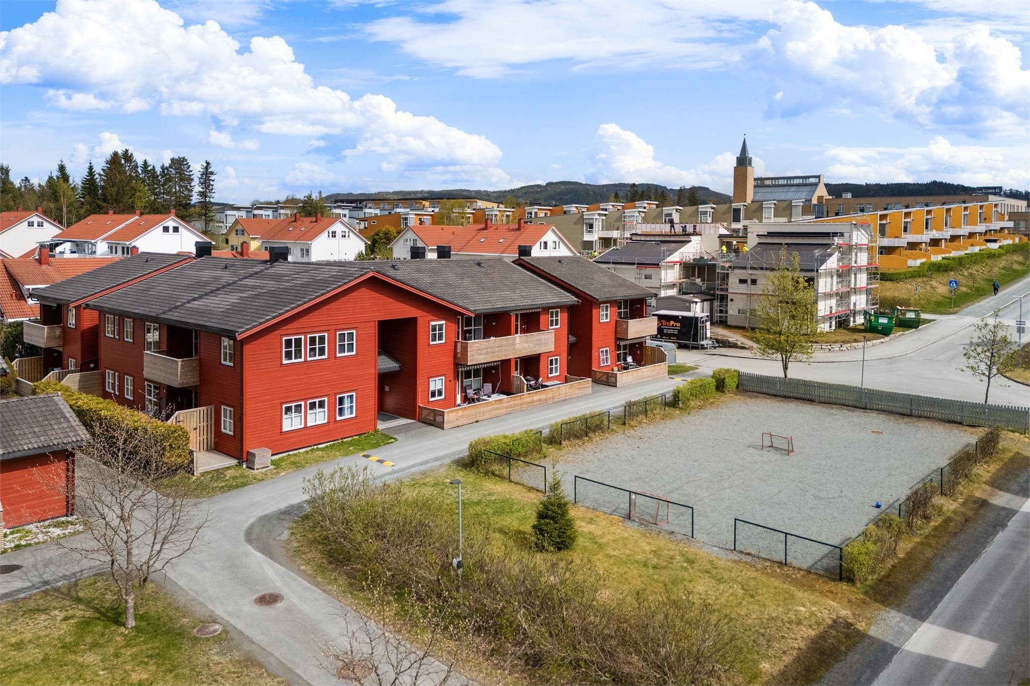 Fra eiendommen er det gangavstand til skoler, barnehager, bussholdeplass og dagligvarebutikk, samt flotte turmuligheter i nærområdet.