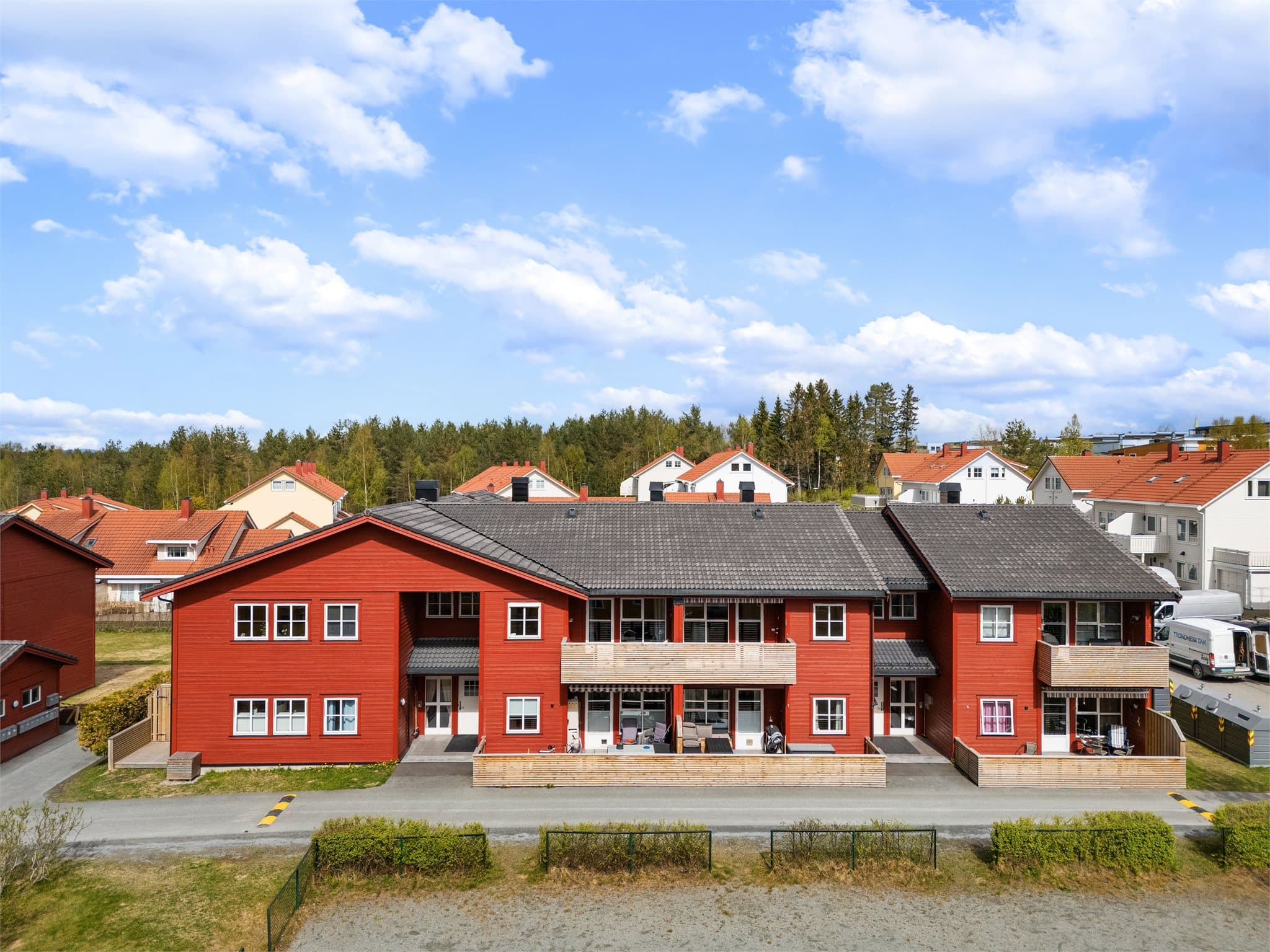 Her bor du tilbaketrukket i et attraktivt og familievennlig område på Tiller.