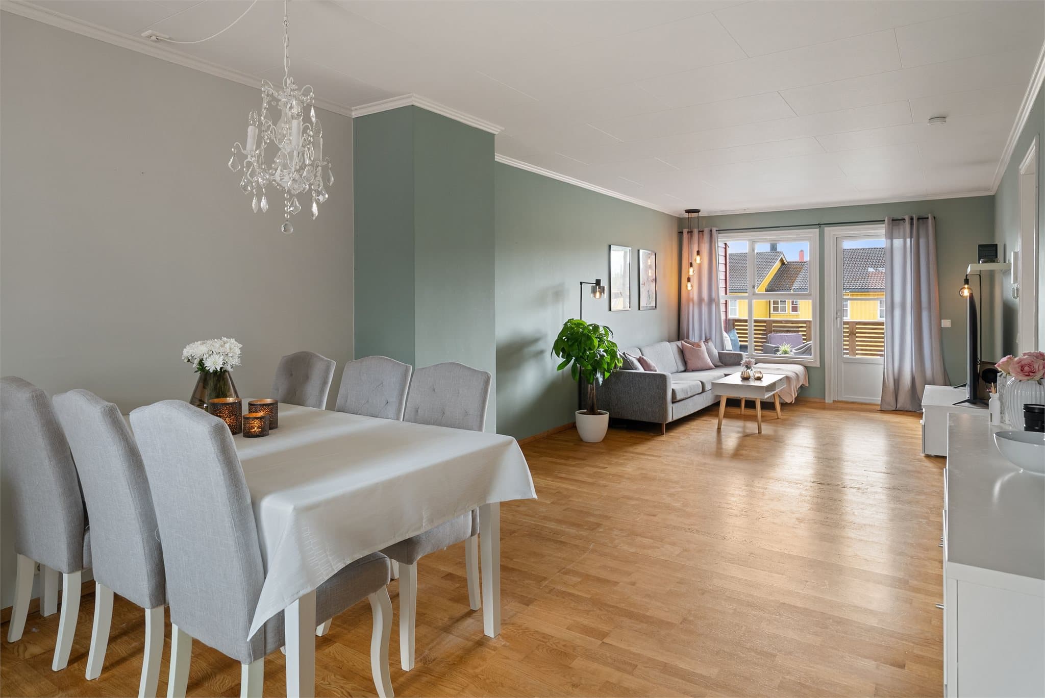 Det passer utmerket å innrede med spisegruppe mellom stue og kjøkken.