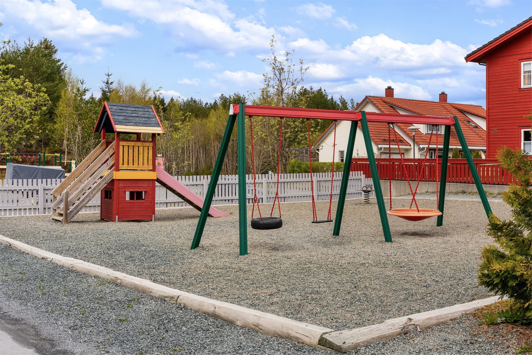 Området er pent opparbeidet med flotte grøntområder, beplantning og lekeplass.