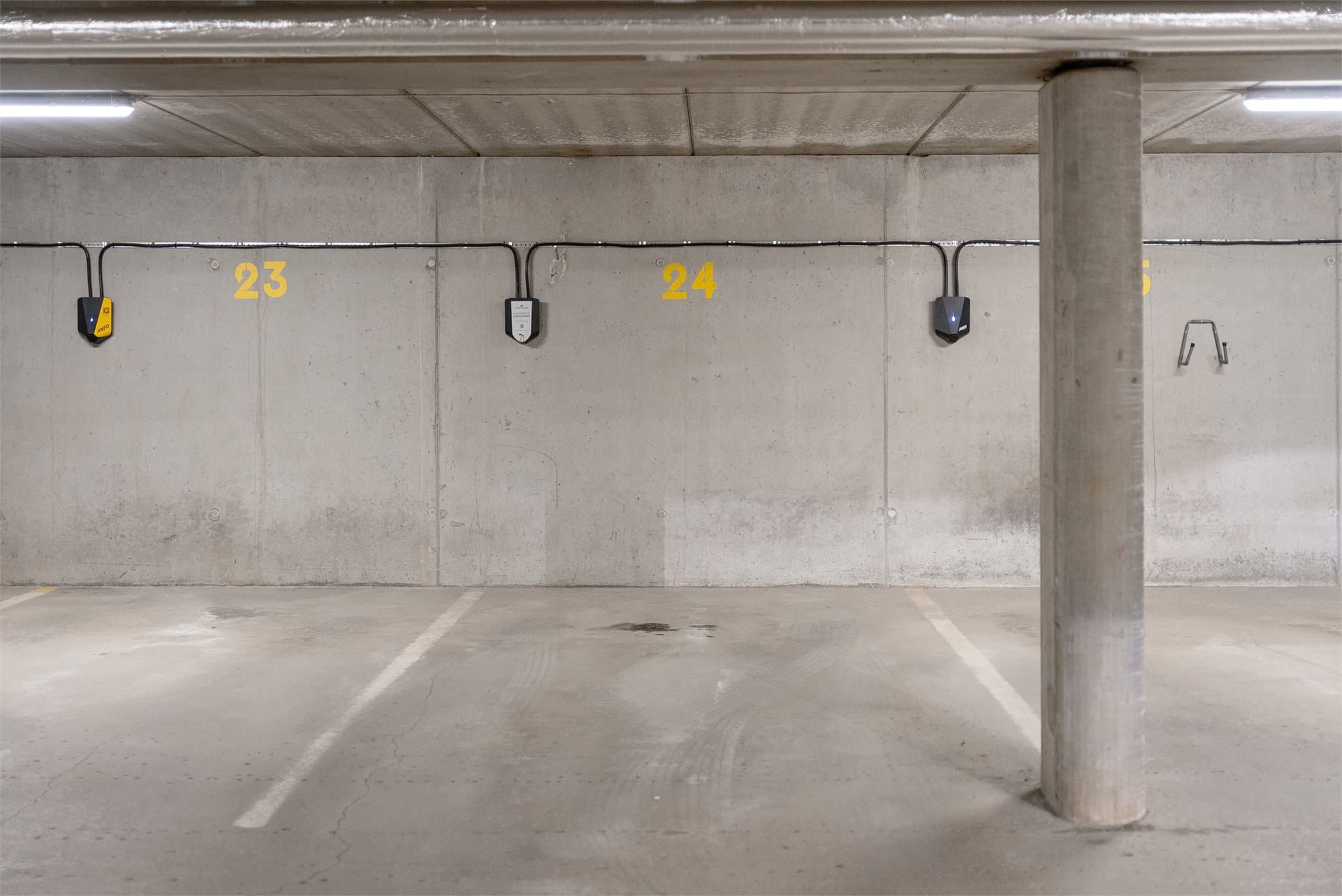 Det medfølger parkeringsplass i p-kjeller med mulighet for elbillader via abonnement (Aneo).