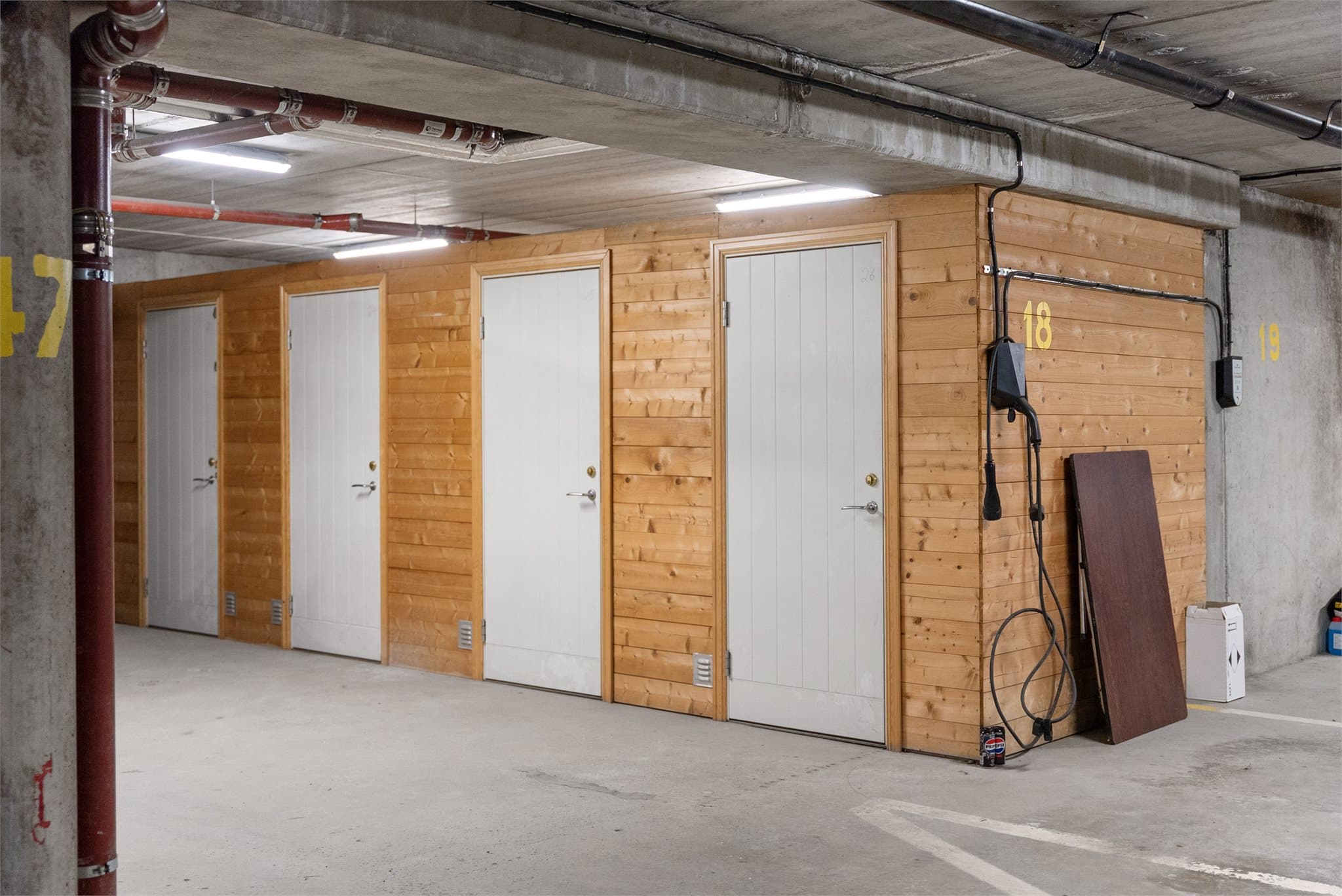 I kjelleren disponerer leiligheten en sportsbod på 3 m² for ekstra lagring.