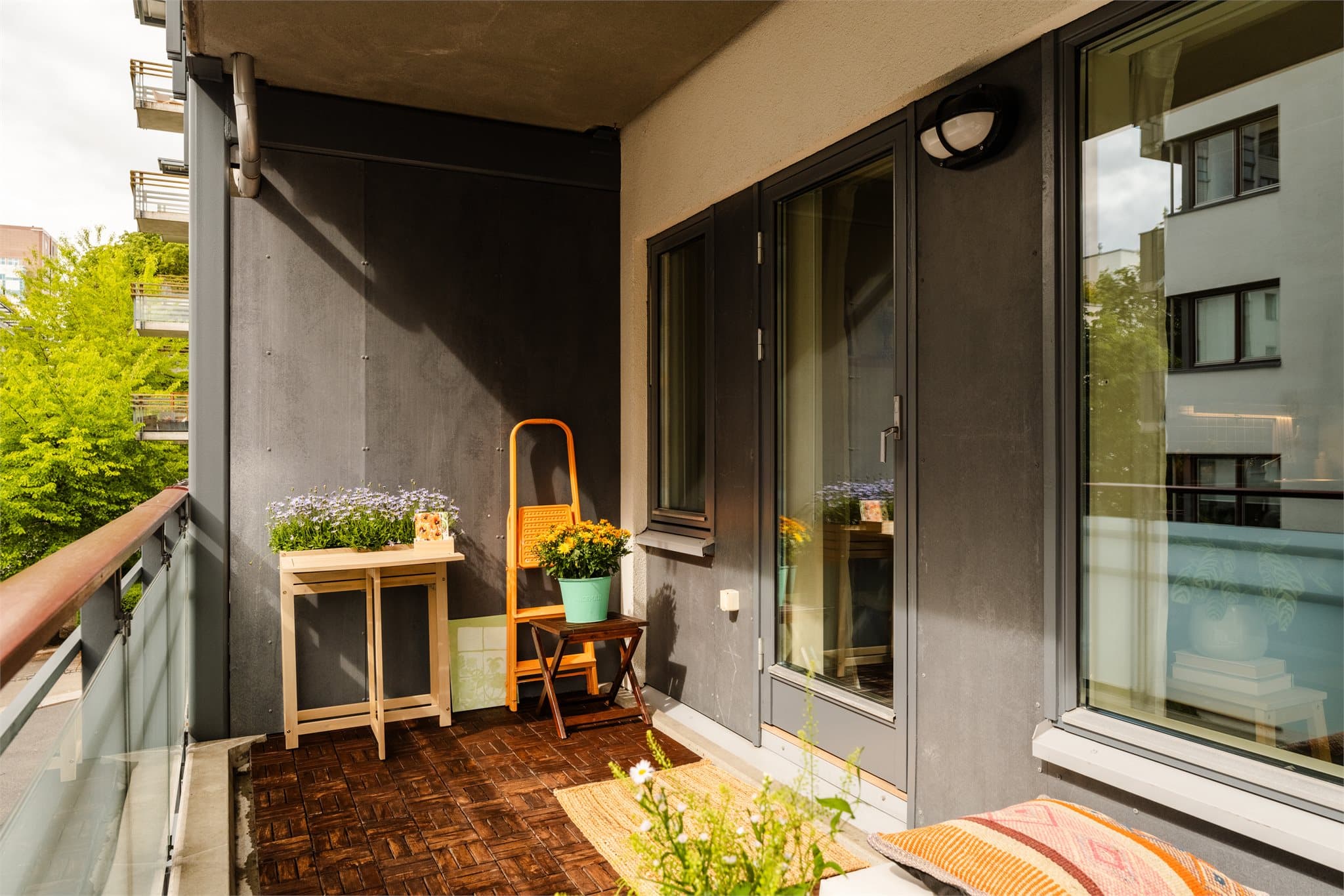 I følge selger er det gode solforhold på balkongen i sommerhalvåret fra rundt 9 om morgenen til ca. 16-17 på ettermiddagen.