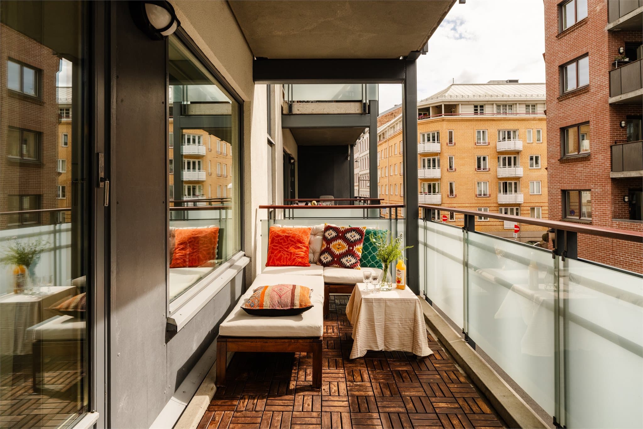 Balkongen har god plass til både utemøbler og grill, og legger til rette for hyggelige måltider og sosiale sammenkomster.