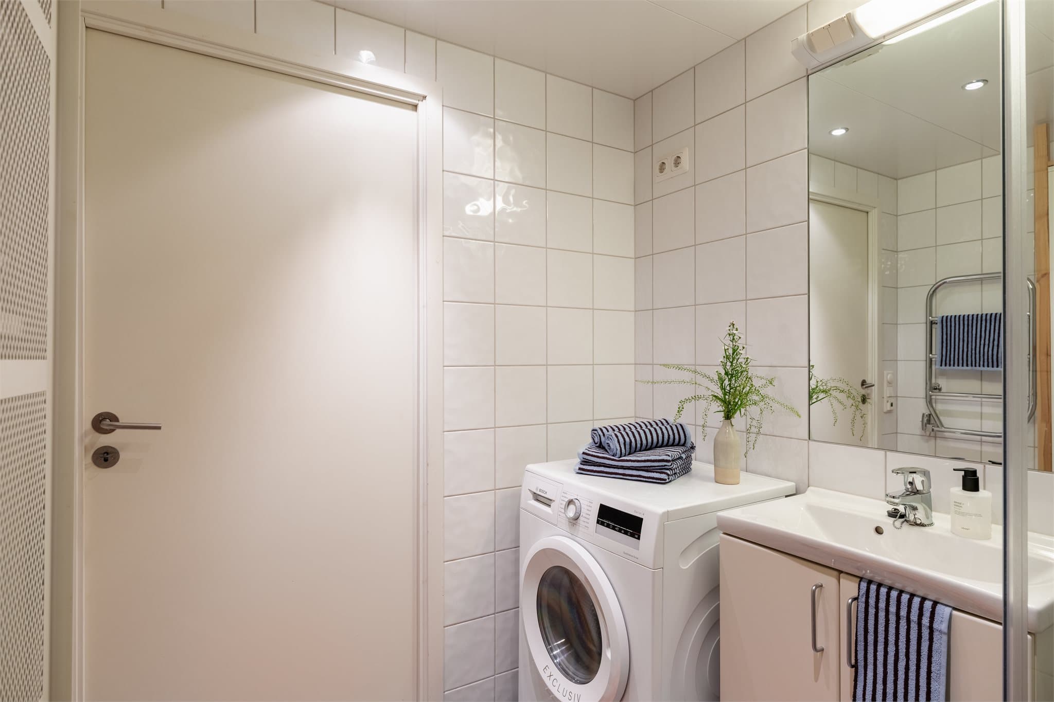 Badet har balansert avtrekk og det er opplegg for vaskemaskin.