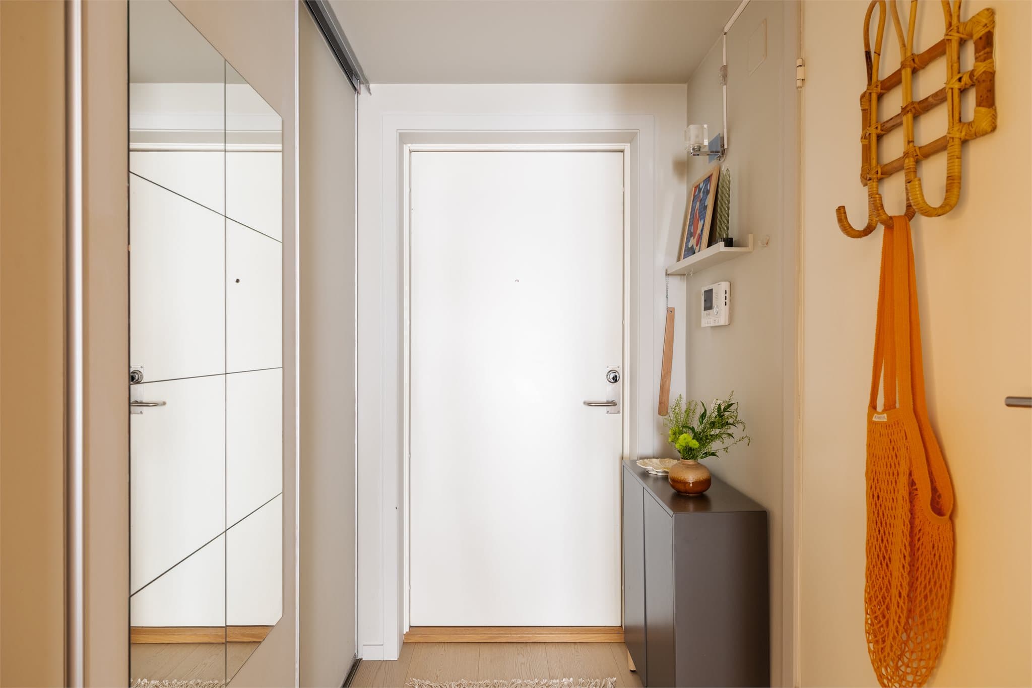 Innbydende og funksjonell entré. Her er det etablert en praktisk skyvedørsgarderobe med gode oppbevaringsmuligheter for både sko og yttertøy.