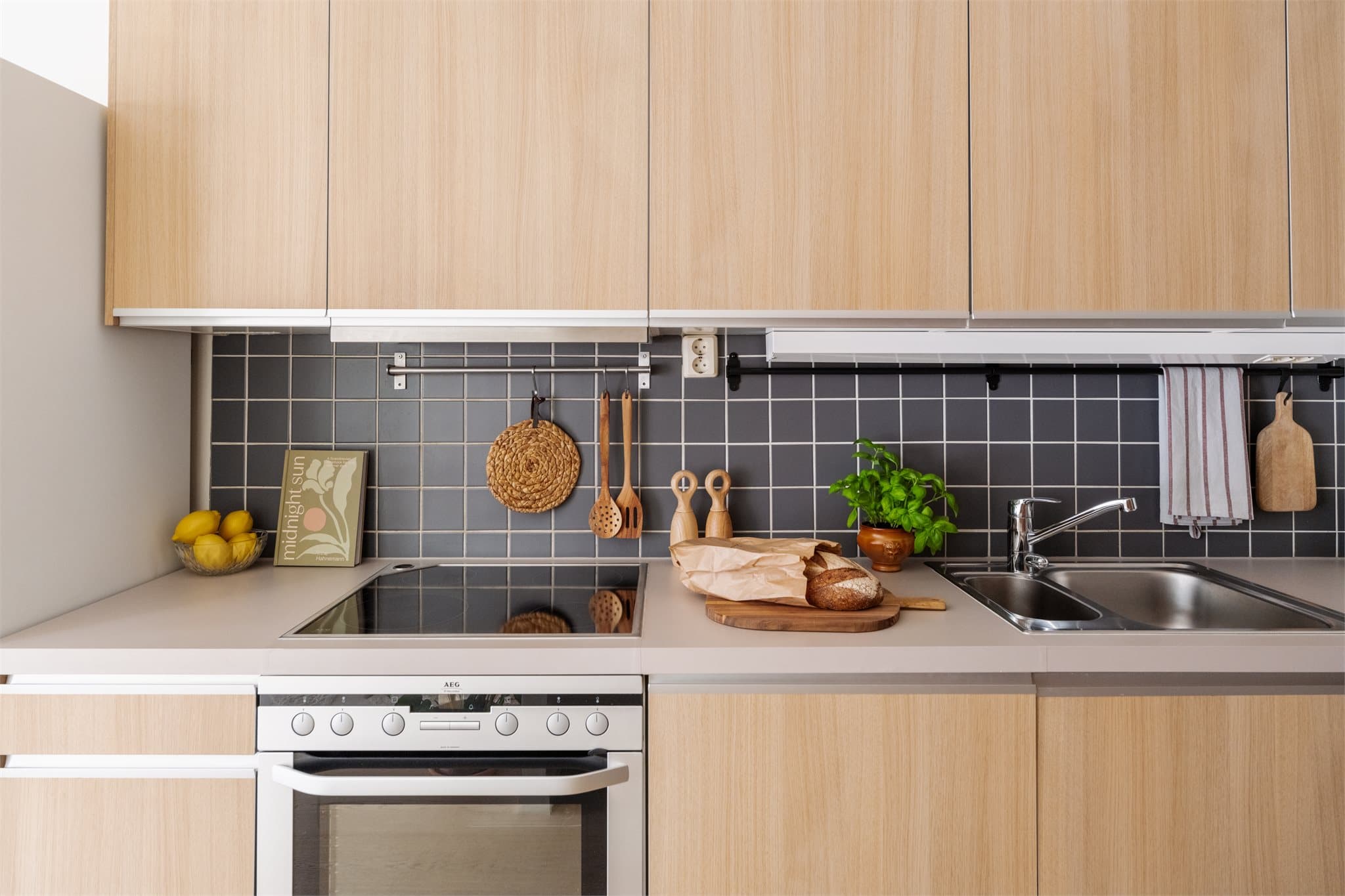 Kjøkkenet har et stilrent uttrykk med glatte fronter og benkeplate i laminat med nedfelt vask og skyllekum.