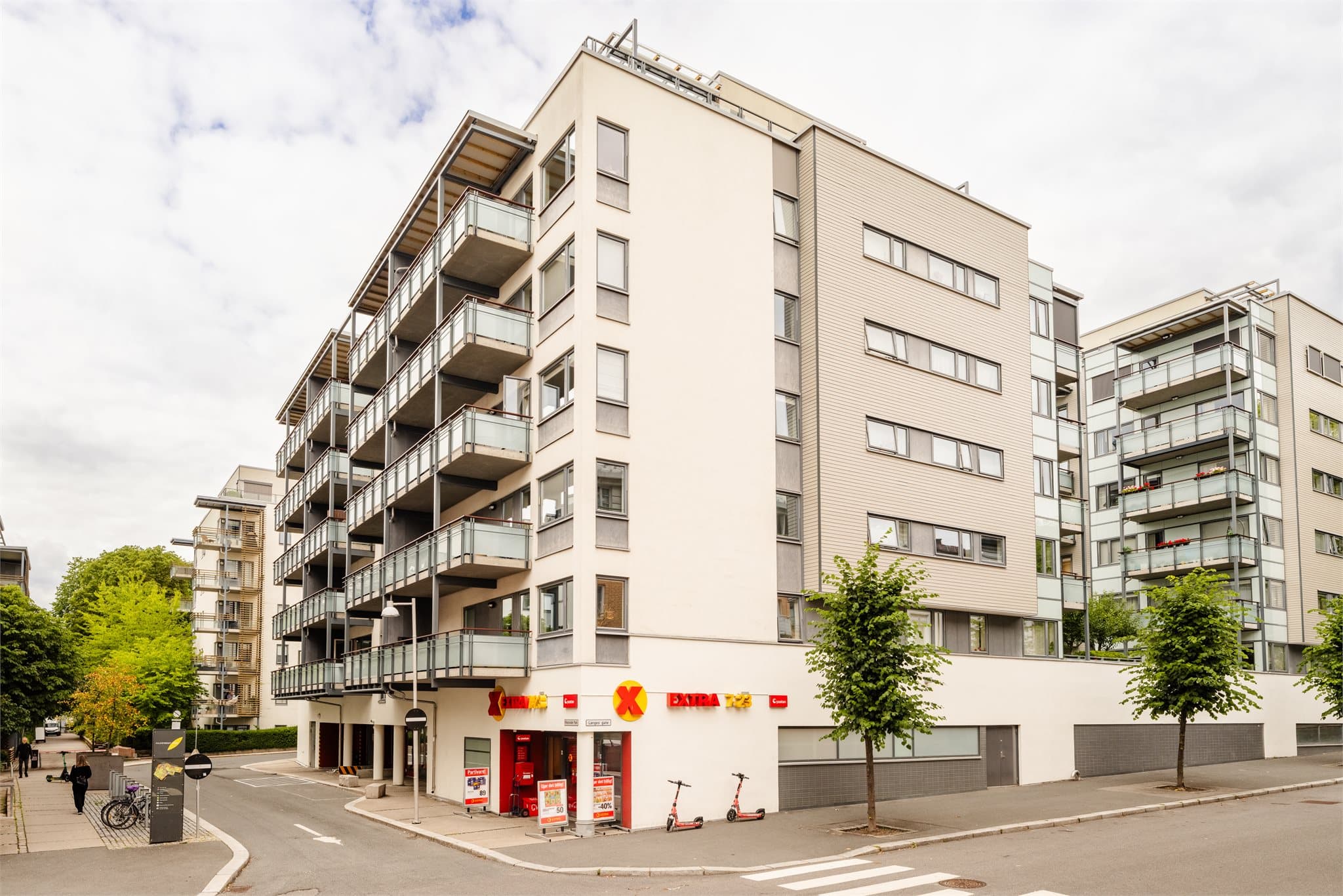 Fasaden til sameiet med dagligvarehandelen Coop Extra i byggets 1. etasje.