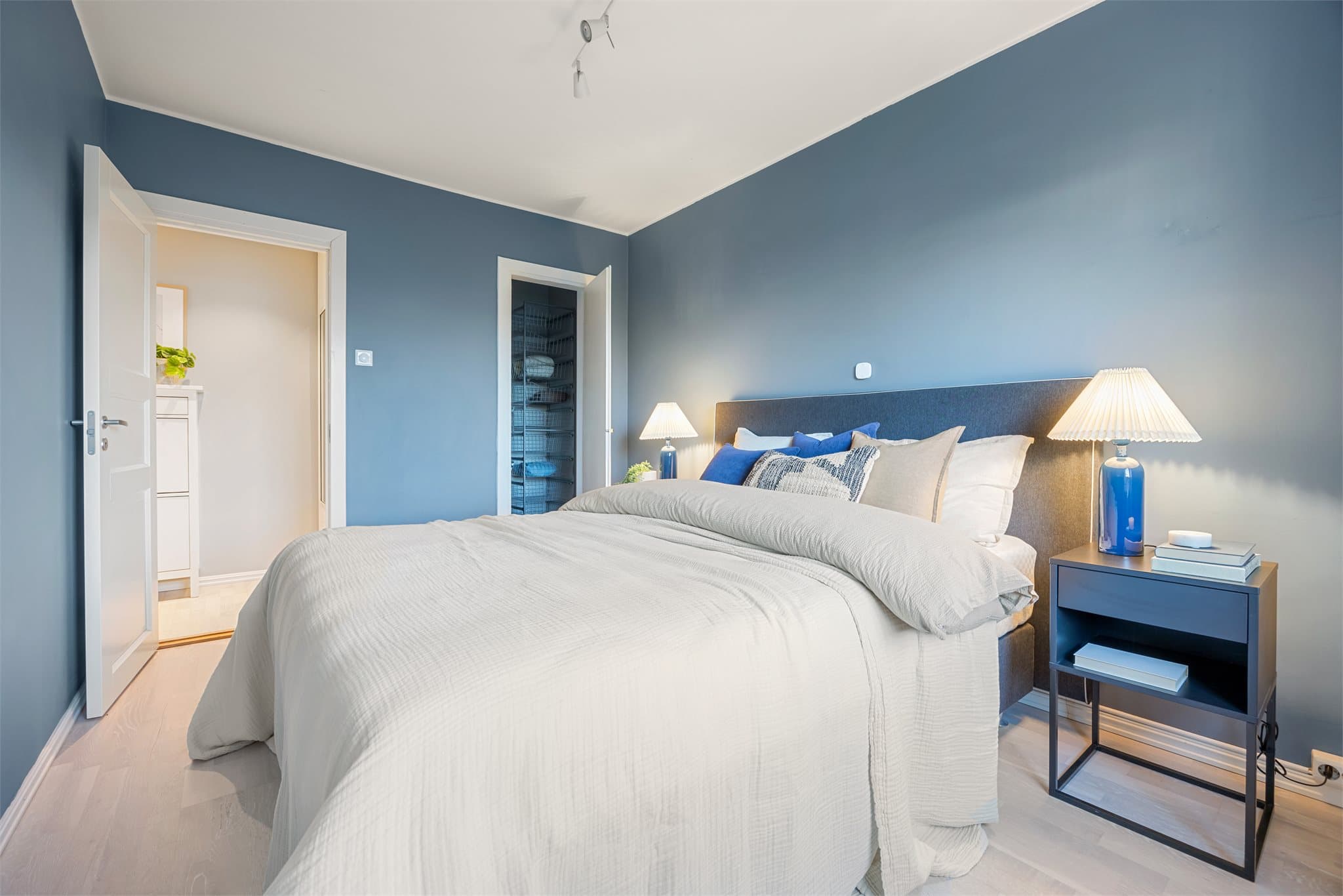 Her finner man også et lite kott, praktisk for oppbevaring av klær.