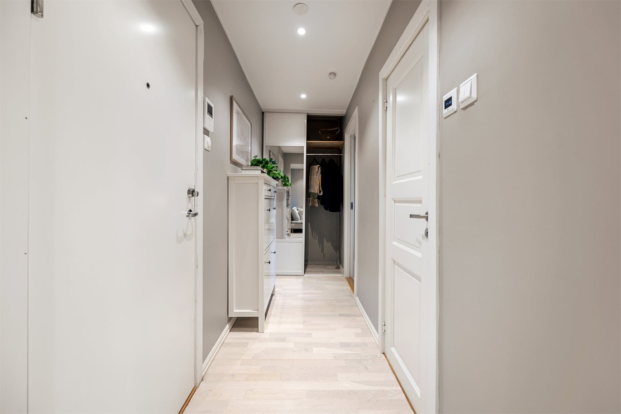 Innbydende entre med skyvedørsgarderobe.