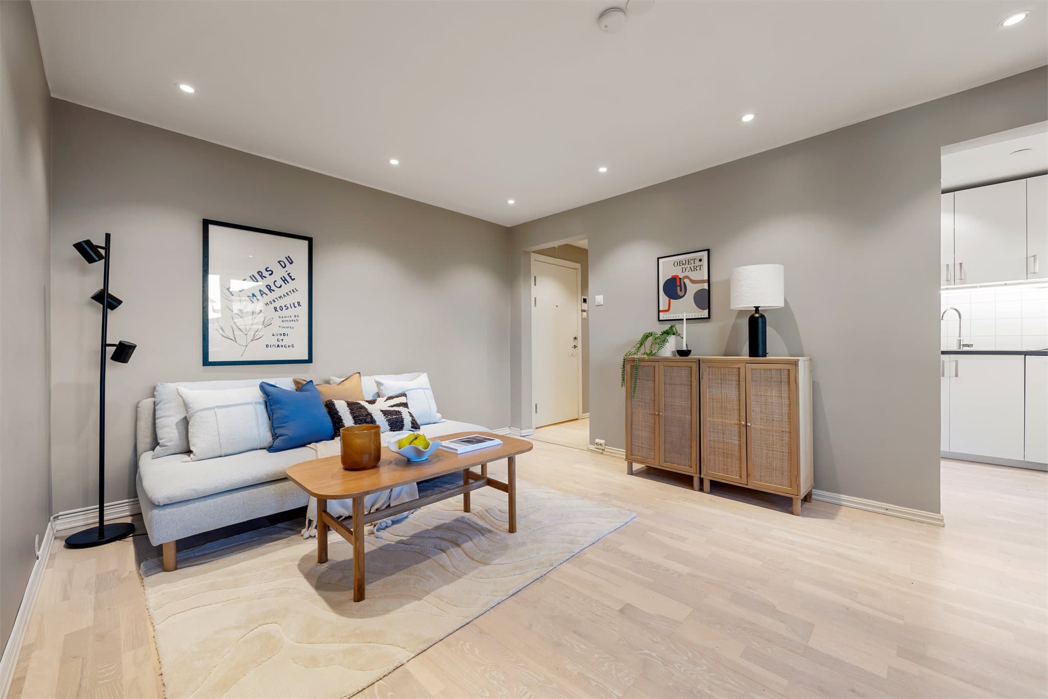 Leiligheten er malt i moderne farger og har downlights i himling.