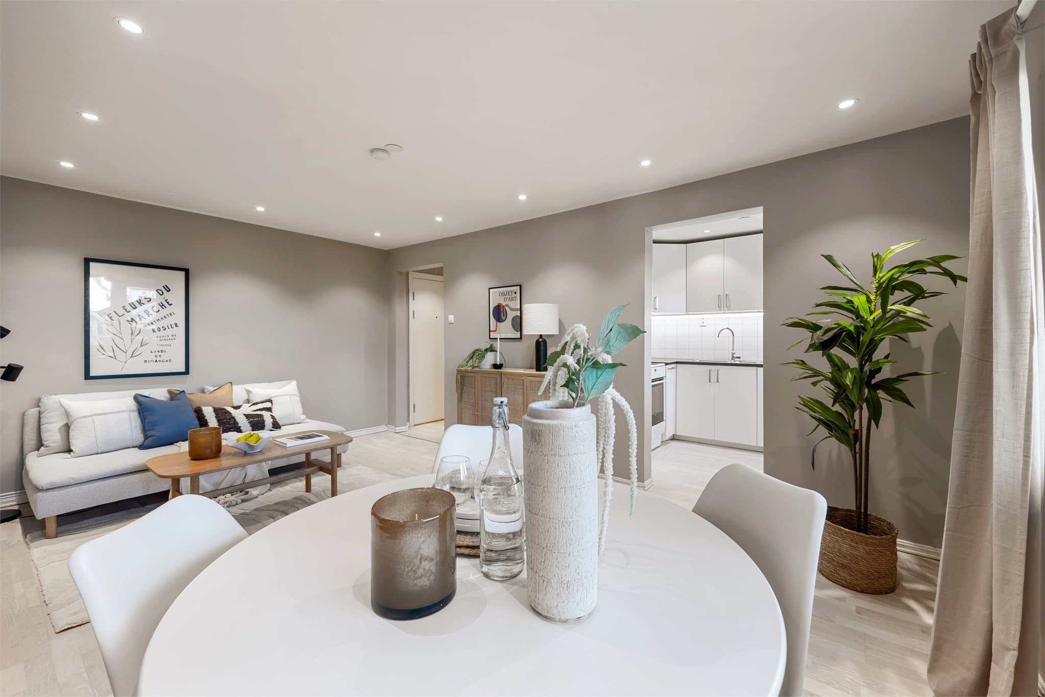 Stuen har naturlige soner for både spisegruppe og sofahjørne.