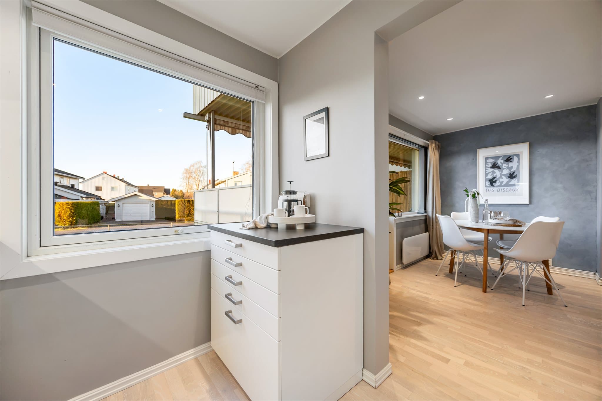 En liten og praktisk kjøkkenbenk for ekstra oppbevaring.