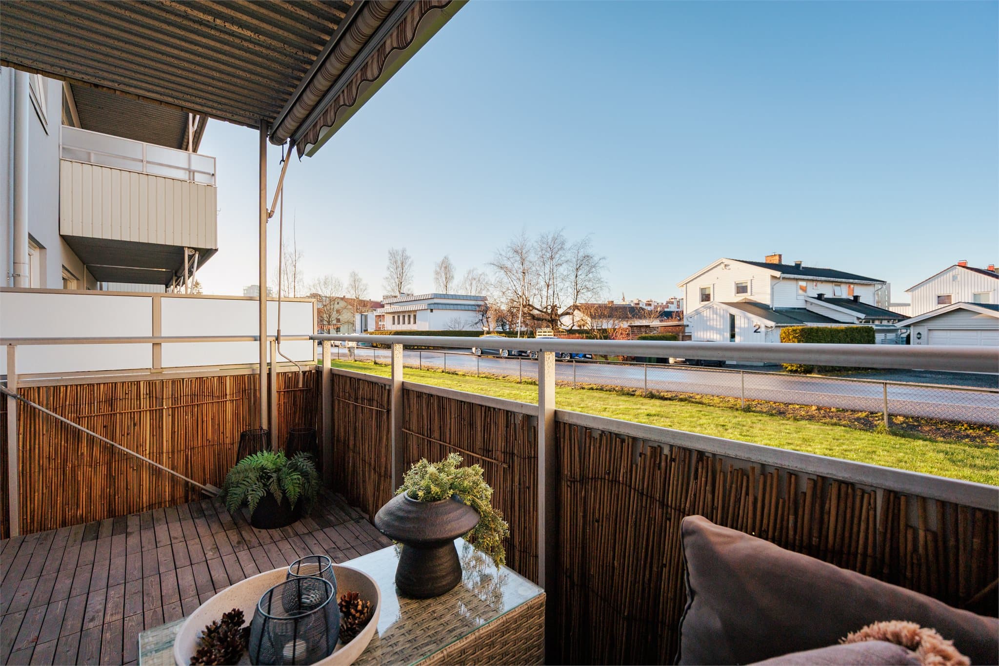 Balkongen er vestvendt og har gode solforhold.