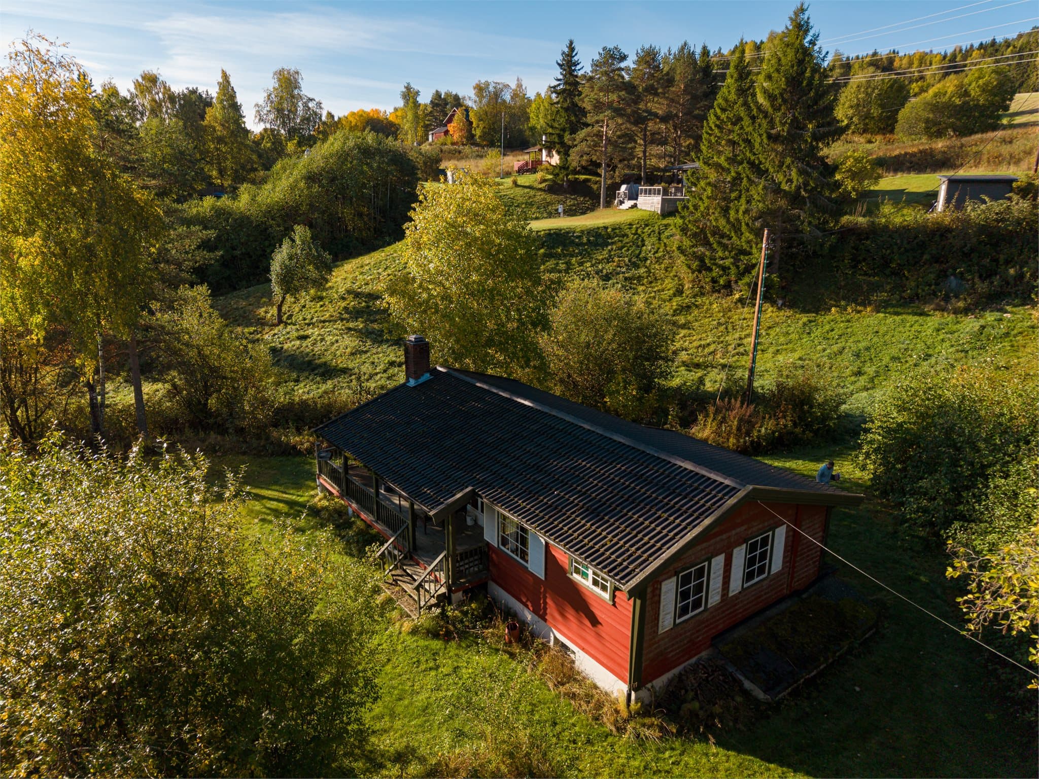 Eiendommen har en idyllisk plassering omgitt av skog, grøntarealer og vakre naturomgivelser.