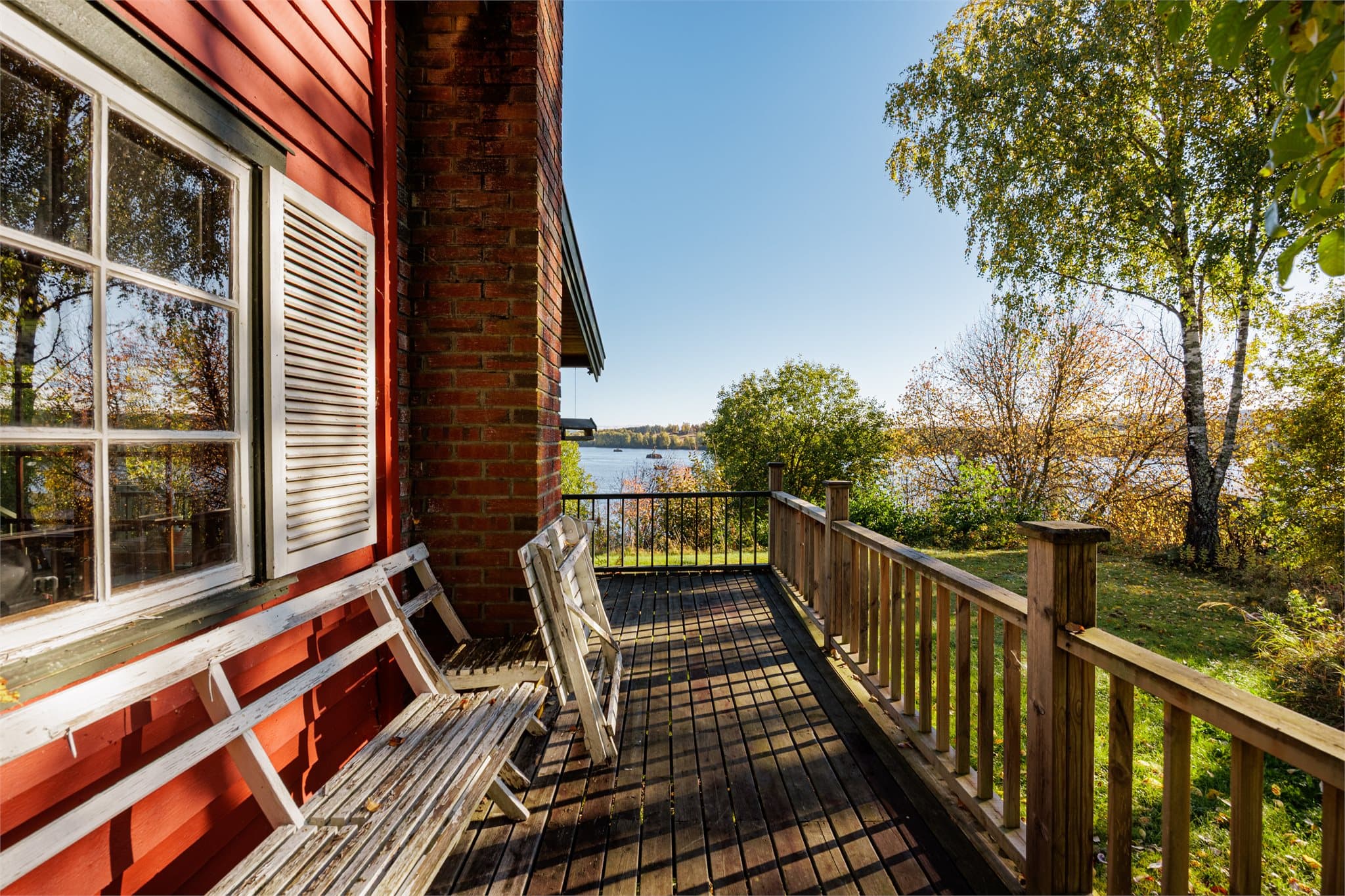 Hytta har flere hyggelige uteplasser som gjør det enkelt å følge solen gjennom dagen.